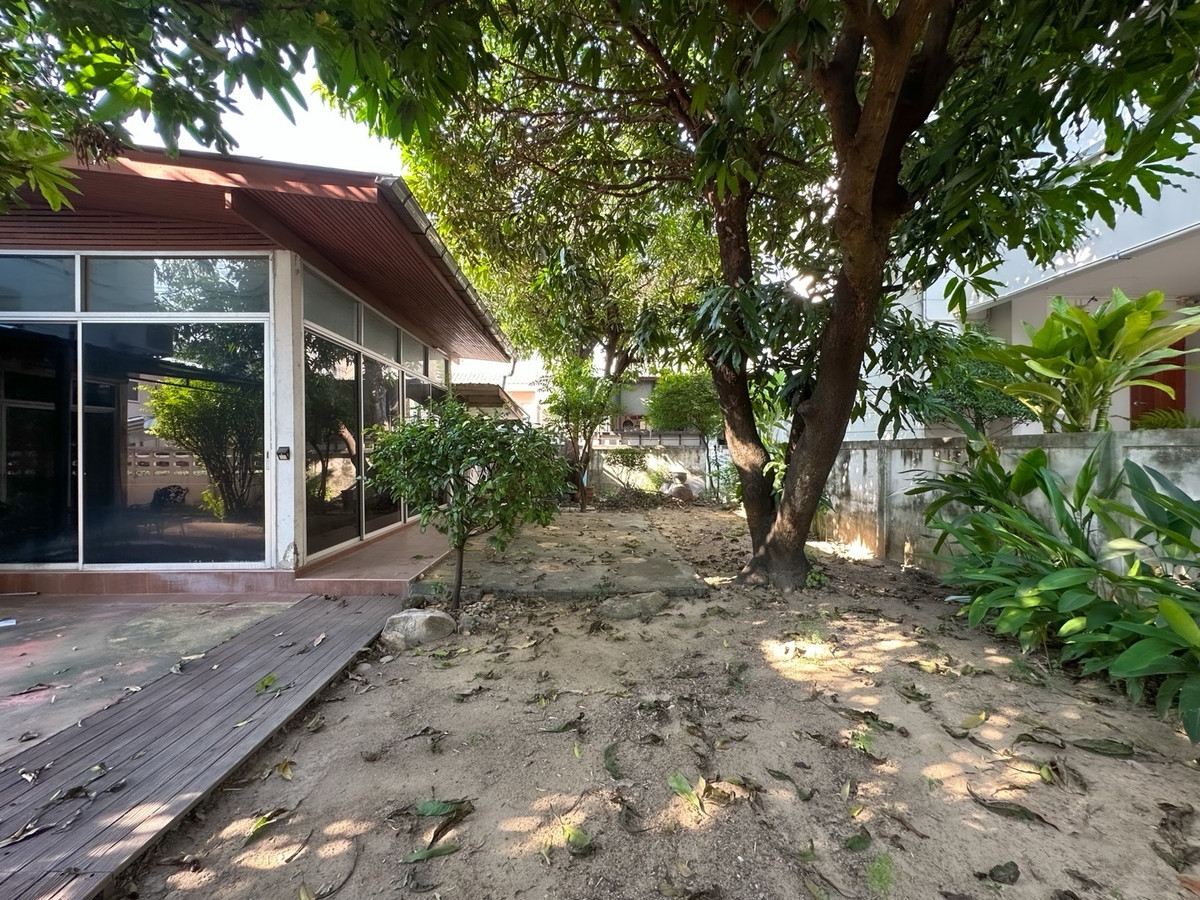 For SaleHome OfficePinklao, Charansanitwong : Home office 208 sq m., near the expressway 700 m., parking for 15 cars! Soi Thung Mangkorn 15, price 19 million baht.