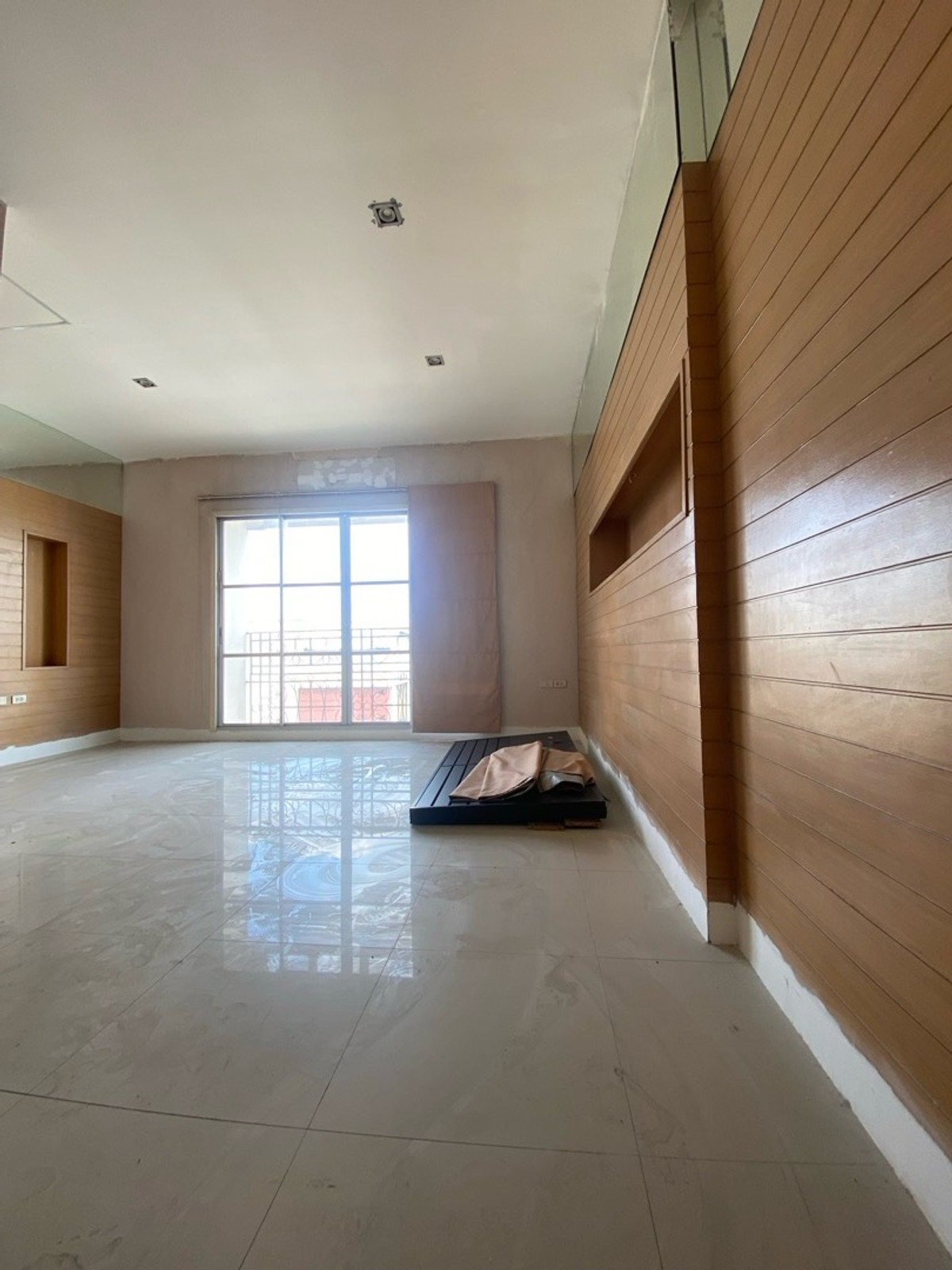 ขายทาวน์โฮมลาดพร้าว เซ็นทรัลลาดพร้าว : ขายด่วนครับ! ทาวน์โฮม4ชั้น 5นอน,5น้ำModern Luxury Town Home ลาดพร้าว-แยกรัชดา ใกล้สถานีรถไฟฟ้า&รถไฟฟ้าใต้ดิน( เหมาะทั้งพักอาศัย&ทำธุรกิจ )ทำเลชั้นในของกรุงเทพ-ย่านธุระกิจ การเดินทางสะดวก ใกล้ทางด่วน เดินทางเข้าใจกลางเมืองเอกมัย ทองหล่อ สุขุมวิ