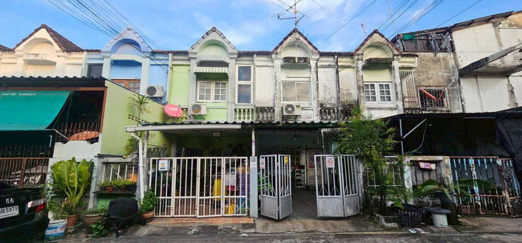 For SaleTownhomeLadprao101, Happy Land, The Mall Bang Kapi : Townhouse for sale, 2 floors, 18.5 sq.wa, Soi Nak Niwat 2, Intersection 5, near Central Eastville