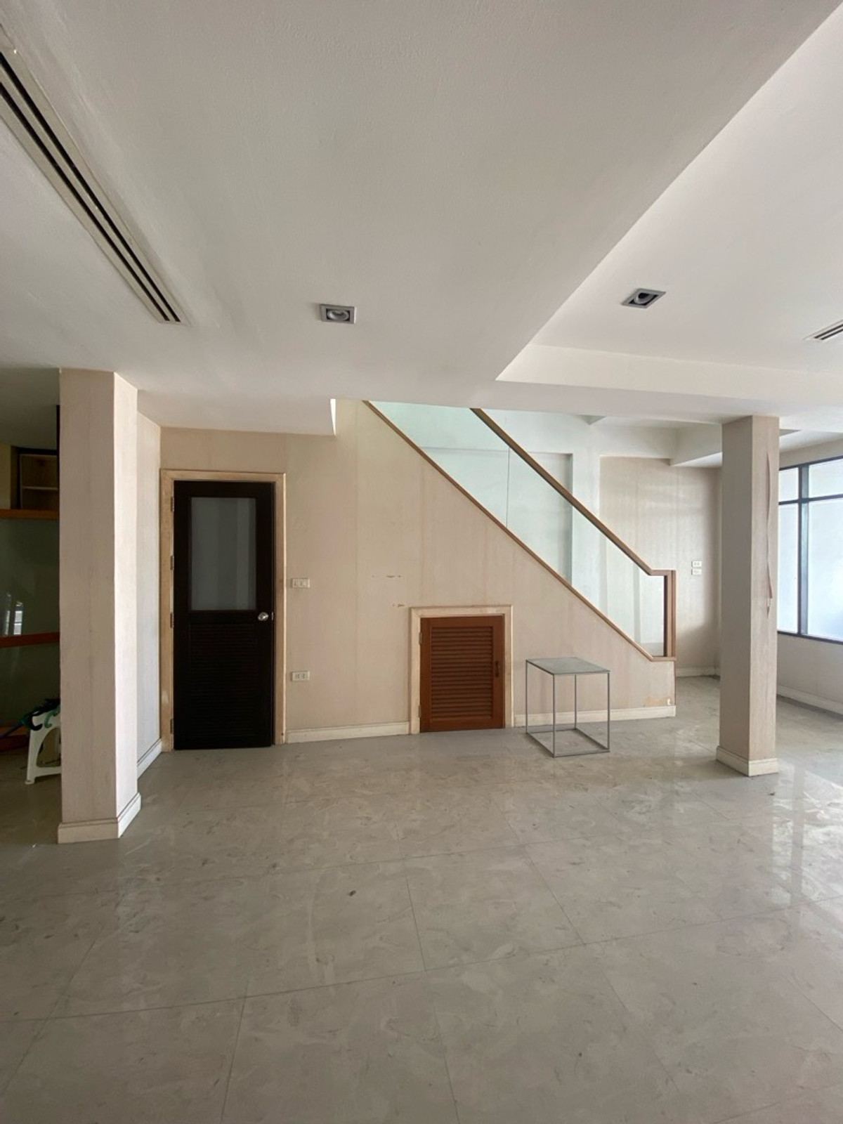 ขายทาวน์โฮมลาดพร้าว เซ็นทรัลลาดพร้าว : ขายด่วนครับ! ทาวน์โฮม4ชั้น 5นอน,5น้ำModern Luxury Town Home ลาดพร้าว-แยกรัชดา ใกล้สถานีรถไฟฟ้า&รถไฟฟ้าใต้ดิน( เหมาะทั้งพักอาศัย&ทำธุรกิจ )ทำเลชั้นในของกรุงเทพ-ย่านธุระกิจ การเดินทางสะดวก ใกล้ทางด่วน เดินทางเข้าใจกลางเมืองเอกมัย ทองหล่อ สุขุมวิ