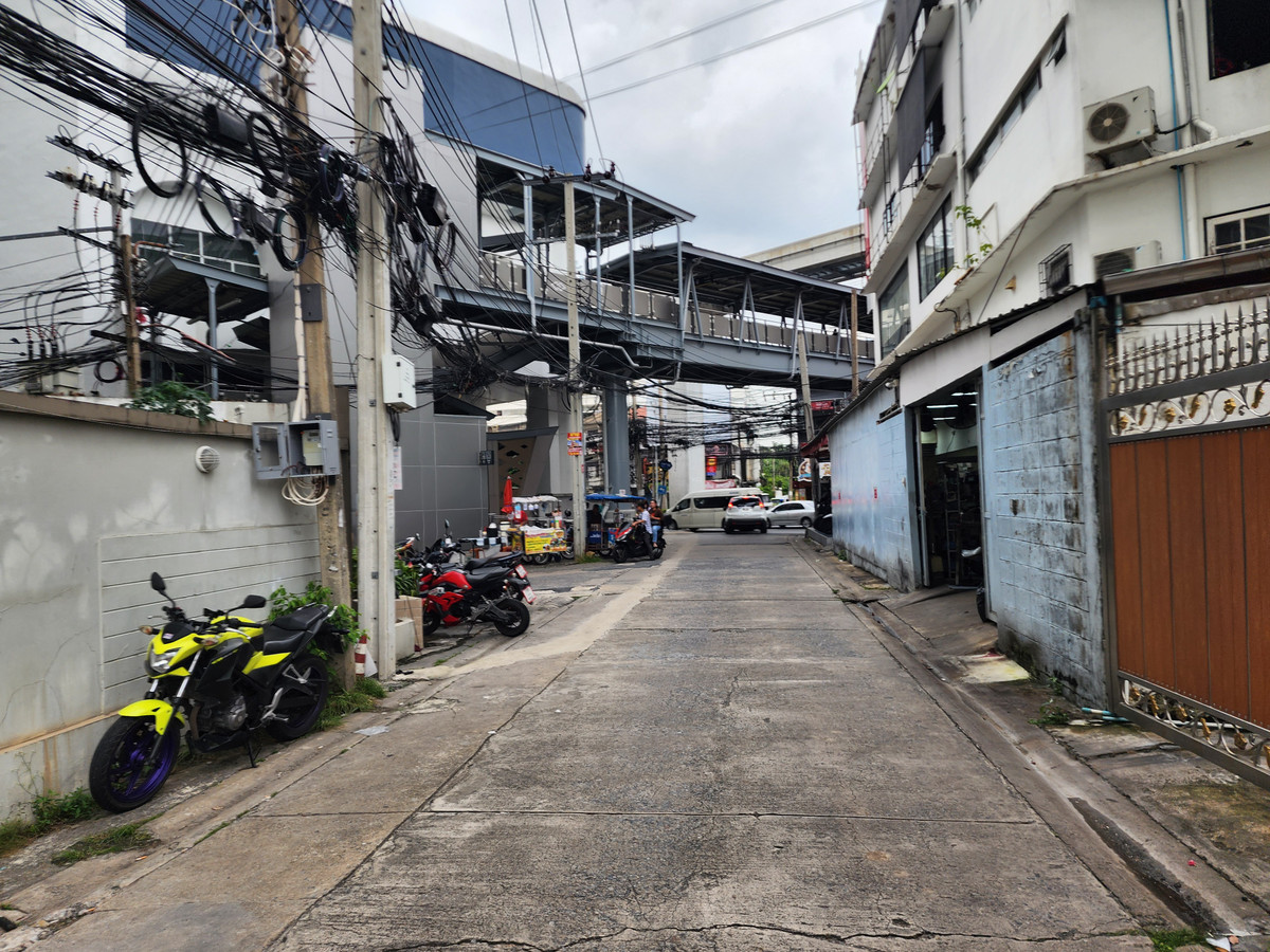 ขายทาวน์โฮมโชคชัย4 ลาดพร้าว71 : ขายทาวน์โฮม 3 ชั้น ลาดพร้าว – ทำเลโคตรเทพ! 160 ม. ถึง MRT ภาวนา ลาดพร้าว44  เหมาะทำโฮมออฟฟิต 