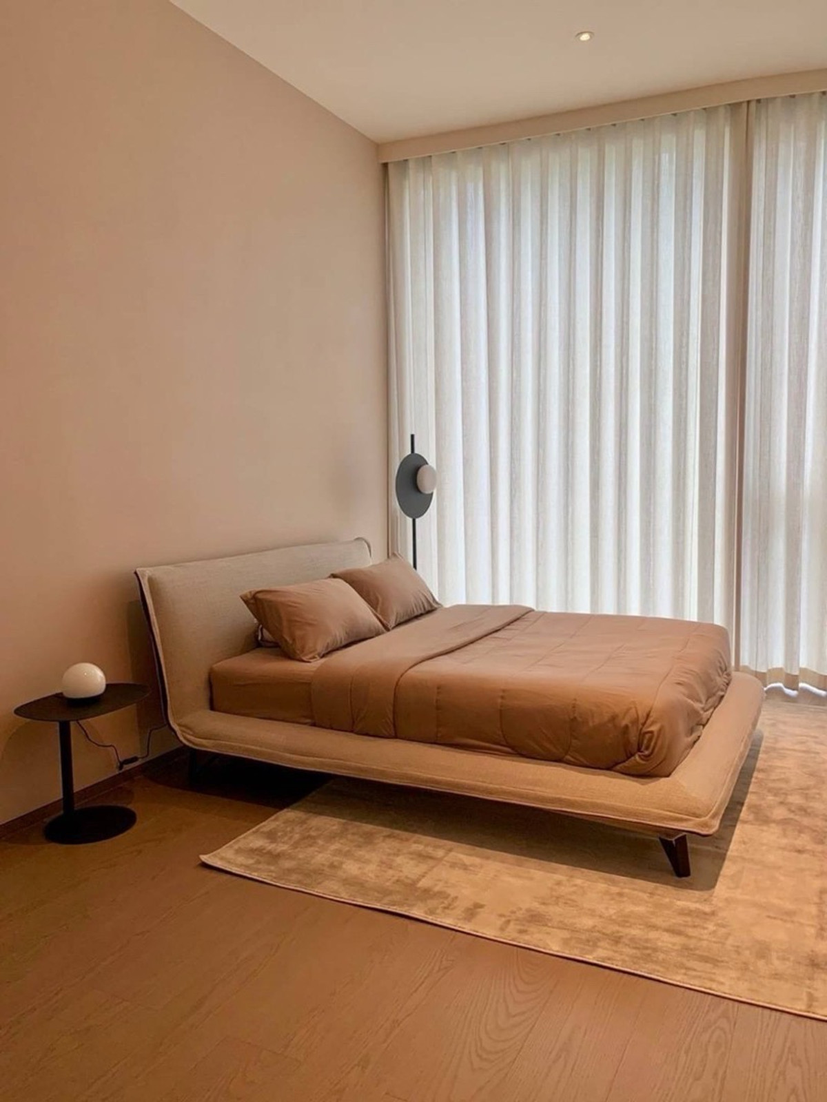 ให้เช่าคอนโดวิทยุ ชิดลม หลังสวน : 📢👇คอนโดซูเปอร์ลักชัวรีบนถนนหลังสวน ทำเลพรีเมียม เดินทางสะดวก ใกล้ศูนย์การค้าชั้นนำ แหล่งไลฟ์สไตล์ และย่านบันเทิงของกรุงเทพฯ ใช้ชีวิตเมืองอย่างเหนือระดับ ใกล้ Central Embassy, Gaysorn Village และสวนลุมพินี ห้องตกแต่งครบพร้อมลิฟต์ส่วนตัว