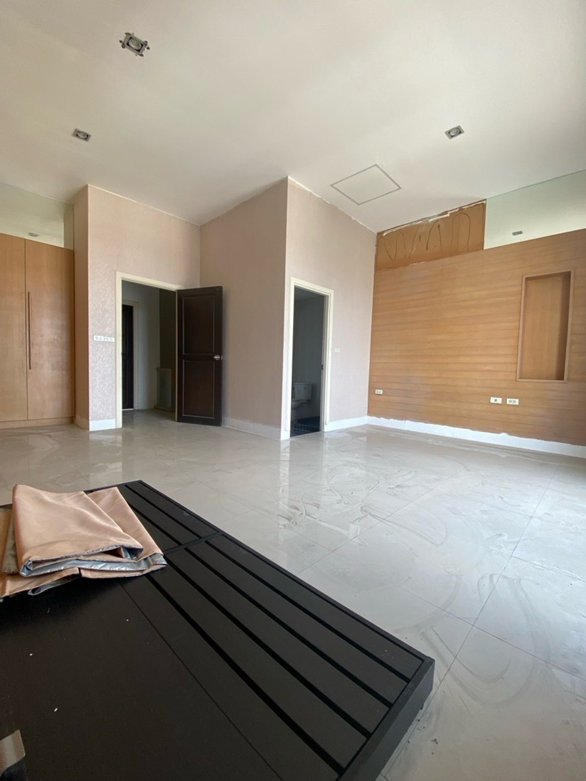 ขายทาวน์โฮมลาดพร้าว เซ็นทรัลลาดพร้าว : ขายด่วนครับ! ทาวน์โฮม4ชั้น 5นอน,5น้ำModern Luxury Town Home ลาดพร้าว-แยกรัชดา ใกล้สถานีรถไฟฟ้า&รถไฟฟ้าใต้ดิน( เหมาะทั้งพักอาศัย&ทำธุรกิจ )ทำเลชั้นในของกรุงเทพ-ย่านธุระกิจ การเดินทางสะดวก ใกล้ทางด่วน เดินทางเข้าใจกลางเมืองเอกมัย ทองหล่อ สุขุมวิ