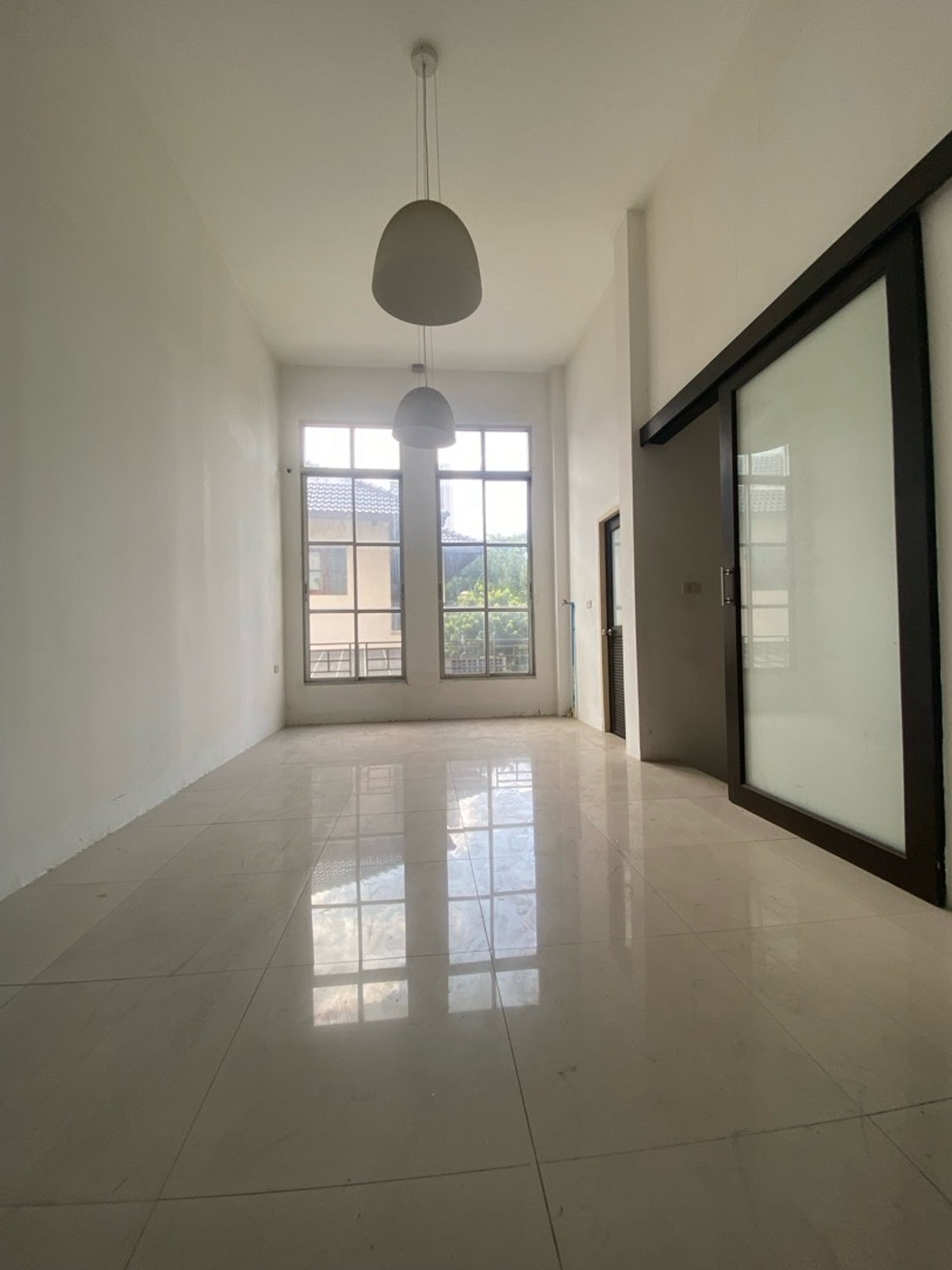 ขายทาวน์โฮมลาดพร้าว เซ็นทรัลลาดพร้าว : ขายด่วนครับ! ทาวน์โฮม4ชั้น 5นอน,5น้ำModern Luxury Town Home ลาดพร้าว-แยกรัชดา ใกล้สถานีรถไฟฟ้า&รถไฟฟ้าใต้ดิน( เหมาะทั้งพักอาศัย&ทำธุรกิจ )ทำเลชั้นในของกรุงเทพ-ย่านธุระกิจ การเดินทางสะดวก ใกล้ทางด่วน เดินทางเข้าใจกลางเมืองเอกมัย ทองหล่อ สุขุมวิ