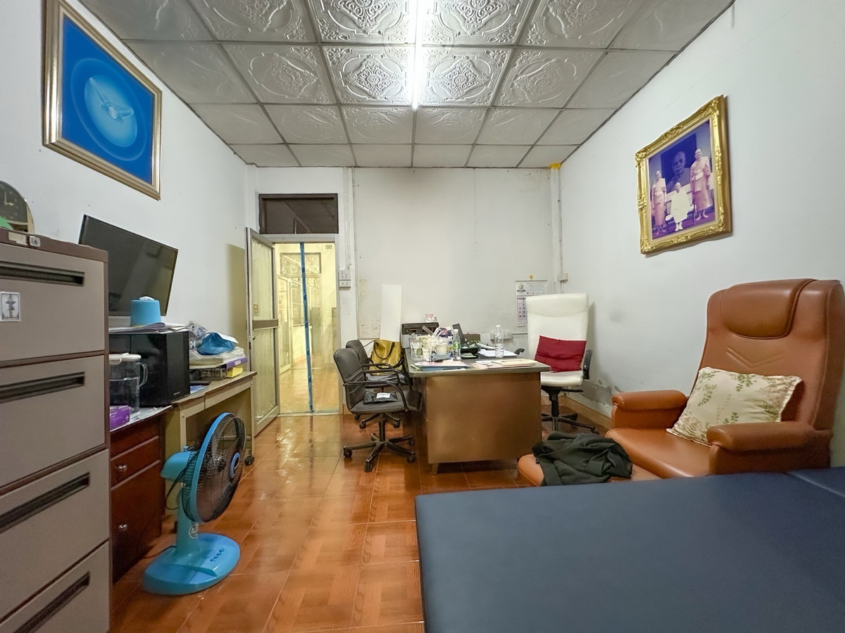 For SaleHome OfficePinklao, Charansanitwong : Home office 208 sq m., near the expressway 700 m., parking for 15 cars! Soi Thung Mangkorn 15, price 19 million baht.