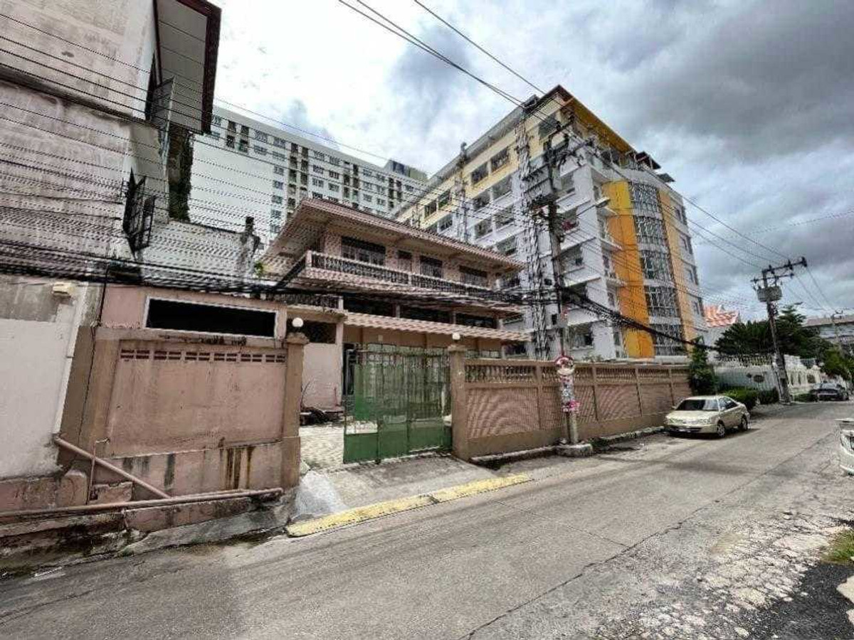 For RentHouseOnnut, Udomsuk : Single house for rent, 3 floors, 4 bedrooms, 4 bathrooms, with rooftop, good location near BTS On Nut, convenient travel, good atmosphere.