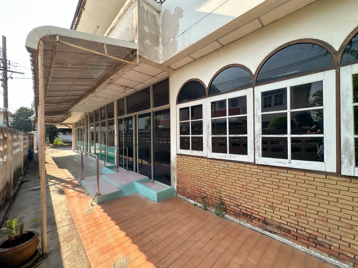 For SaleHome OfficePinklao, Charansanitwong : Home office 208 sq m., near the expressway 700 m., parking for 15 cars! Soi Thung Mangkorn 15, price 19 million baht.