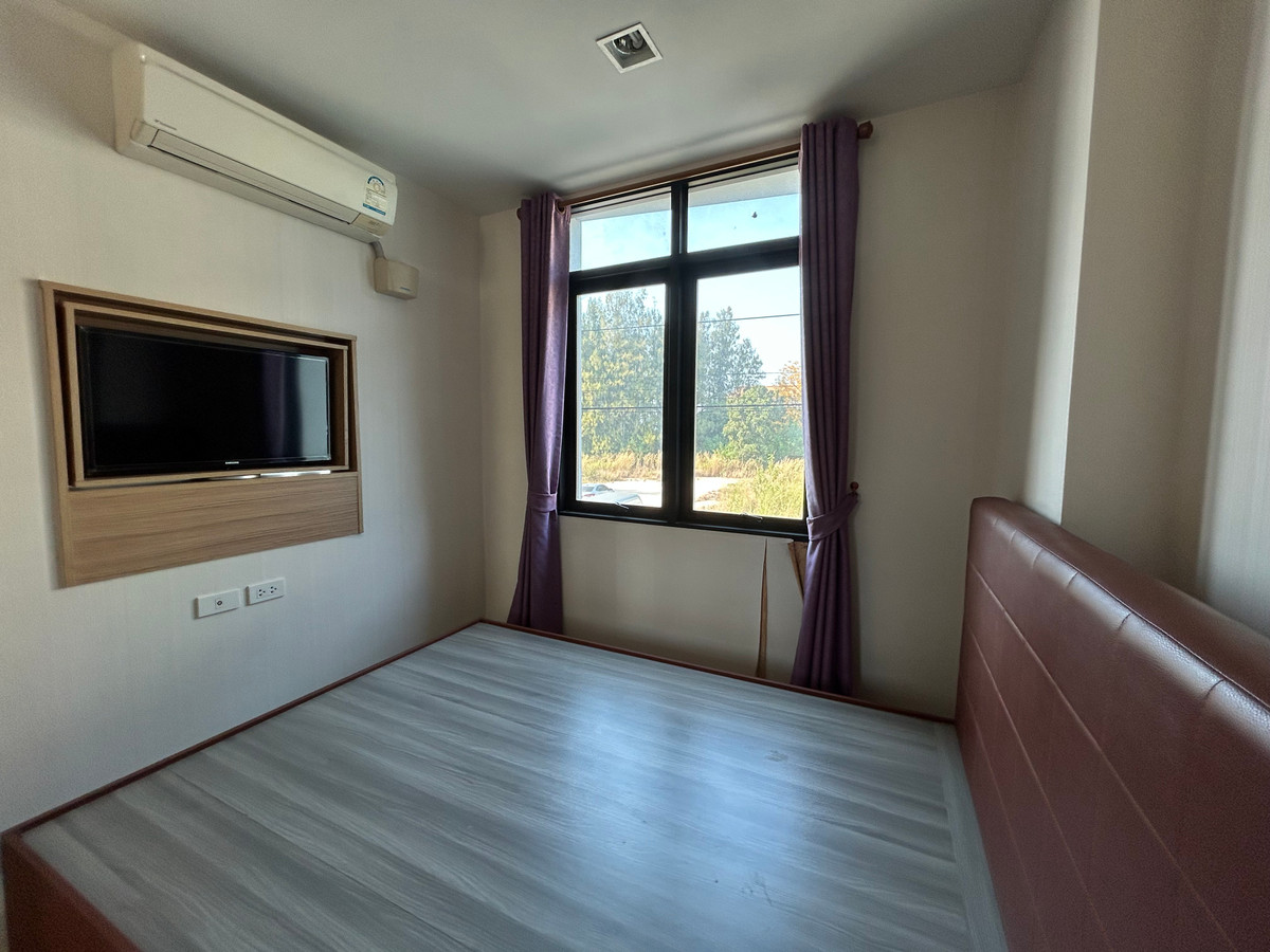 ขายคอนโดพัทยา บางแสน ชลบุรี สัตหีบ : หากคุณกำลังมองหาคอนโดสำหรับเริ่มต้นชีวิตครอบครัว หรือที่อยู่อาศัยสำหรับวัยทำงานในราคาที่จับต้องได้ ขายห้องชุดขนาดใหญ่แบบนี้ถือว่าหายากมาก ด้วยพื้นที่ใช้สอยลงตัว 2 ห้องนอน ตอบโจทย์ทั้งอยู่เป็นคู่ หรือมีลูกเล็ก 1 คนได้สบาย ๆโครงการ เอส ปาร์ค คอนโด บี