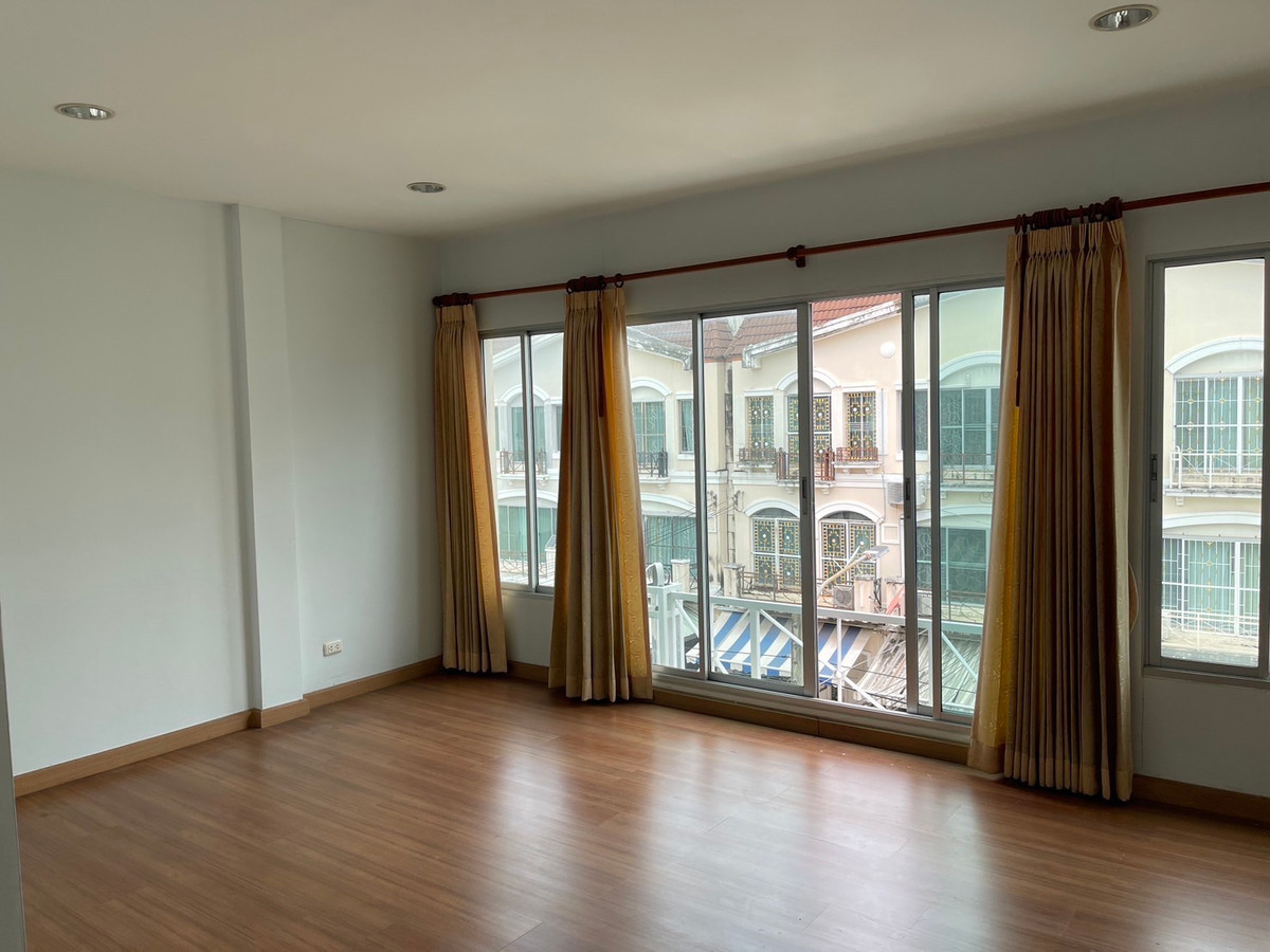 ขายทาวน์โฮมพัฒนาการ ศรีนครินทร์ : (รหัส HR114) ขายบ้านโครงการ Baan klang muang the royal monaco srinakarin - pattanakarn : บ้านกลางเมือง เดอะรอยัล โมนาโค ศรีนครินทร์ - พัฒนาการ ใกล้สถานีรถไฟฟ้ากลันตัน 