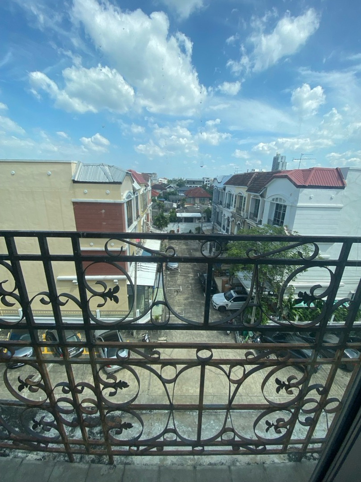 ขายทาวน์โฮมลาดพร้าว เซ็นทรัลลาดพร้าว : ขายด่วนครับ! ทาวน์โฮม4ชั้น 5นอน,5น้ำModern Luxury Town Home ลาดพร้าว-แยกรัชดา ใกล้สถานีรถไฟฟ้า&รถไฟฟ้าใต้ดิน( เหมาะทั้งพักอาศัย&ทำธุรกิจ )ทำเลชั้นในของกรุงเทพ-ย่านธุระกิจ การเดินทางสะดวก ใกล้ทางด่วน เดินทางเข้าใจกลางเมืองเอกมัย ทองหล่อ สุขุมวิ