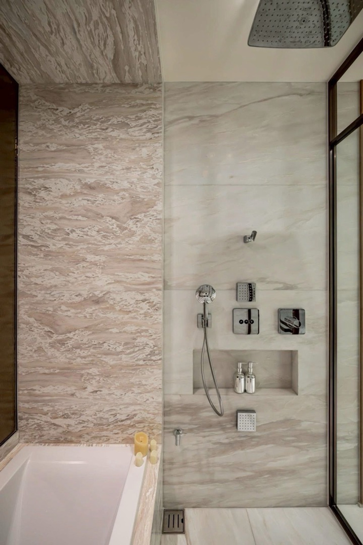 ให้เช่าคอนโดวิทยุ ชิดลม หลังสวน : 📢👇 คอนโดซูเปอร์ลักชัวรี ใจกลางถนนหลังสวน!ใช้ชีวิตระดับพรีเมียม เดินทางสะดวกถึงย่านช้อปปิ้ง ร้านอาหาร และแหล่งไลฟ์สไตล์ชั้นนำของกรุงเทพฯ ใกล้ Central Embassy, Central Chidlom, Gaysorn Village, Mercury Ville และเพียงไม่ไกลจาก สวนลุมพินี