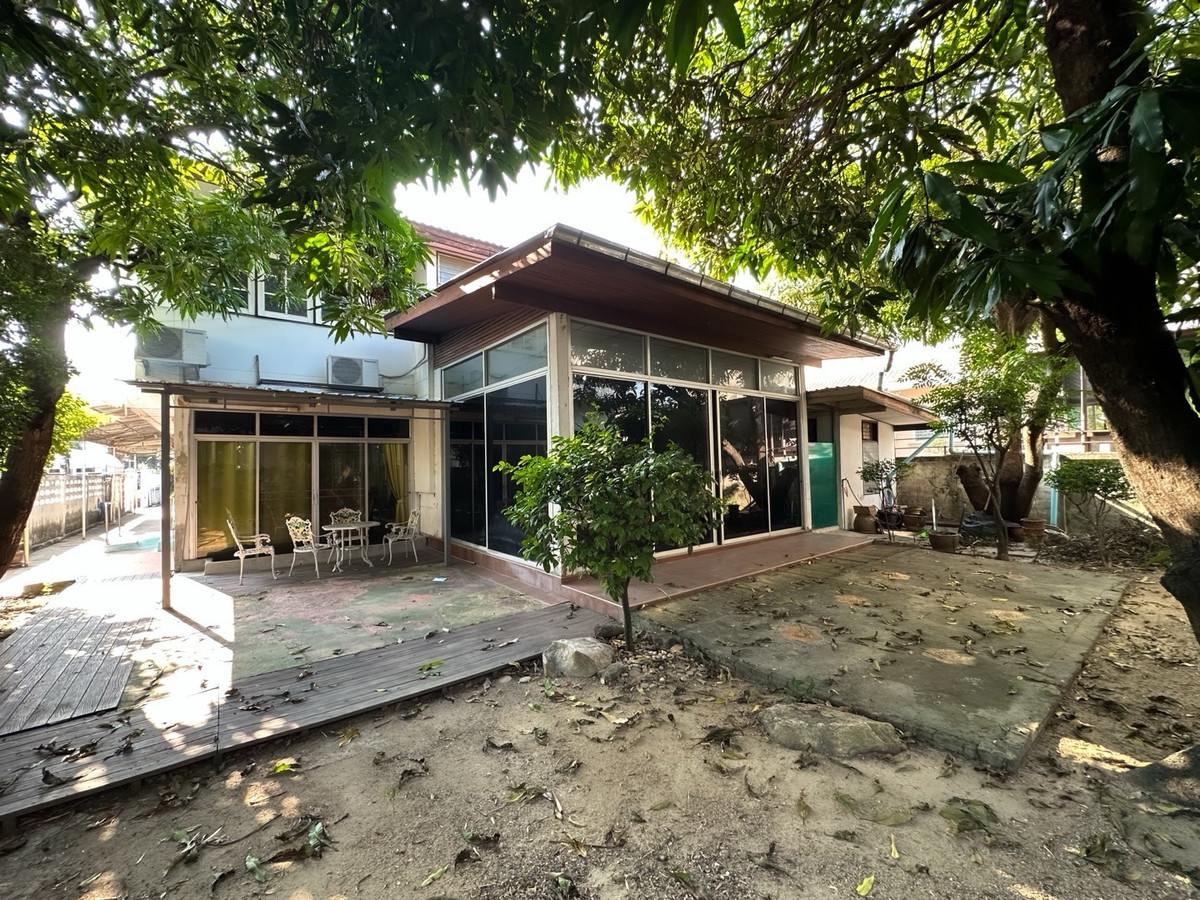 For SaleHome OfficePinklao, Charansanitwong : Home office 208 sq m., near the expressway 700 m., parking for 15 cars! Soi Thung Mangkorn 15, price 19 million baht.