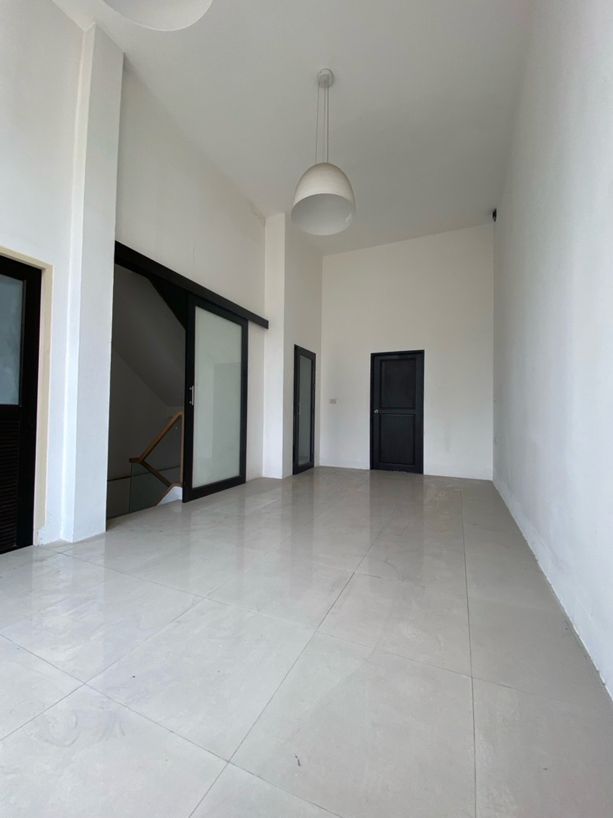 ขายทาวน์โฮมลาดพร้าว เซ็นทรัลลาดพร้าว : ขายด่วนครับ! ทาวน์โฮม4ชั้น 5นอน,5น้ำModern Luxury Town Home ลาดพร้าว-แยกรัชดา ใกล้สถานีรถไฟฟ้า&รถไฟฟ้าใต้ดิน( เหมาะทั้งพักอาศัย&ทำธุรกิจ )ทำเลชั้นในของกรุงเทพ-ย่านธุระกิจ การเดินทางสะดวก ใกล้ทางด่วน เดินทางเข้าใจกลางเมืองเอกมัย ทองหล่อ สุขุมวิ