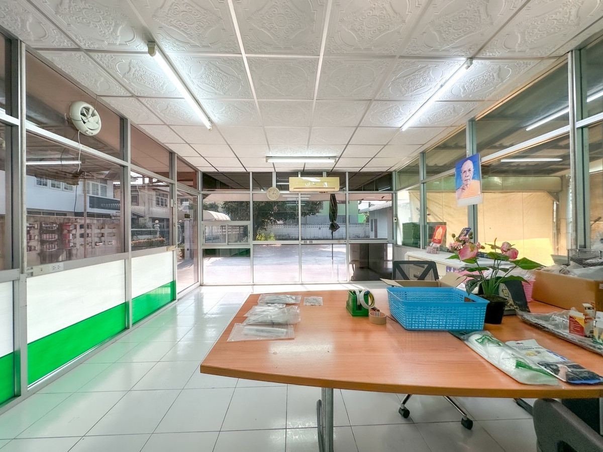 For SaleHome OfficePinklao, Charansanitwong : Home office 208 sq m., near the expressway 700 m., parking for 15 cars! Soi Thung Mangkorn 15, price 19 million baht.