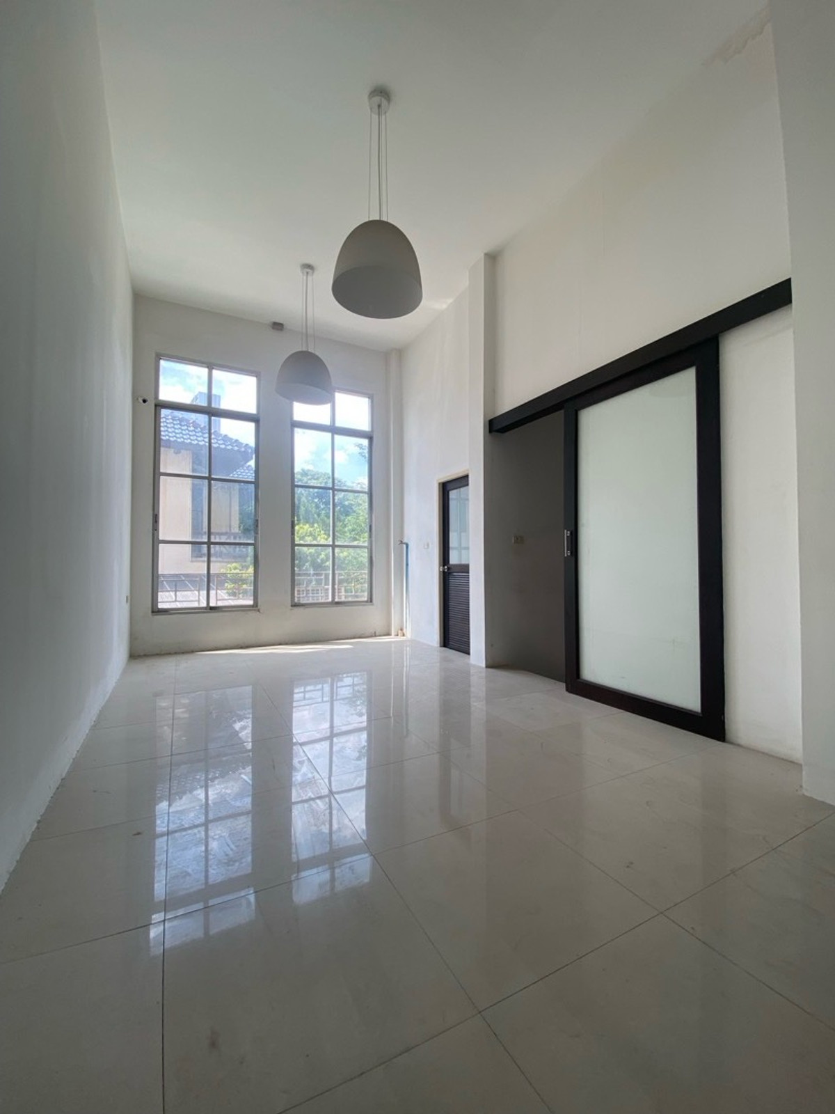 ขายทาวน์โฮมลาดพร้าว เซ็นทรัลลาดพร้าว : ขายด่วนครับ! ทาวน์โฮม4ชั้น 5นอน,5น้ำModern Luxury Town Home ลาดพร้าว-แยกรัชดา ใกล้สถานีรถไฟฟ้า&รถไฟฟ้าใต้ดิน( เหมาะทั้งพักอาศัย&ทำธุรกิจ )ทำเลชั้นในของกรุงเทพ-ย่านธุระกิจ การเดินทางสะดวก ใกล้ทางด่วน เดินทางเข้าใจกลางเมืองเอกมัย ทองหล่อ สุขุมวิ