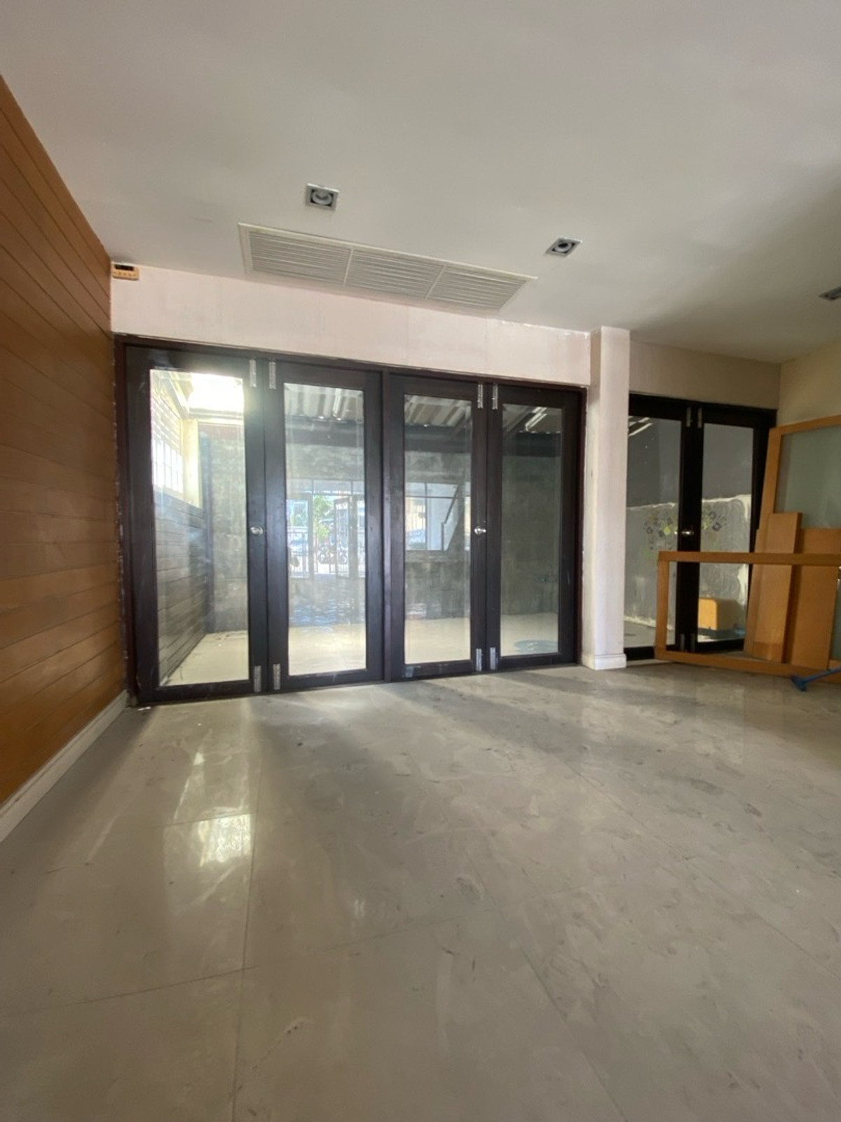 ขายทาวน์โฮมลาดพร้าว เซ็นทรัลลาดพร้าว : ขายด่วนครับ! ทาวน์โฮม4ชั้น 5นอน,5น้ำModern Luxury Town Home ลาดพร้าว-แยกรัชดา ใกล้สถานีรถไฟฟ้า&รถไฟฟ้าใต้ดิน( เหมาะทั้งพักอาศัย&ทำธุรกิจ )ทำเลชั้นในของกรุงเทพ-ย่านธุระกิจ การเดินทางสะดวก ใกล้ทางด่วน เดินทางเข้าใจกลางเมืองเอกมัย ทองหล่อ สุขุมวิ