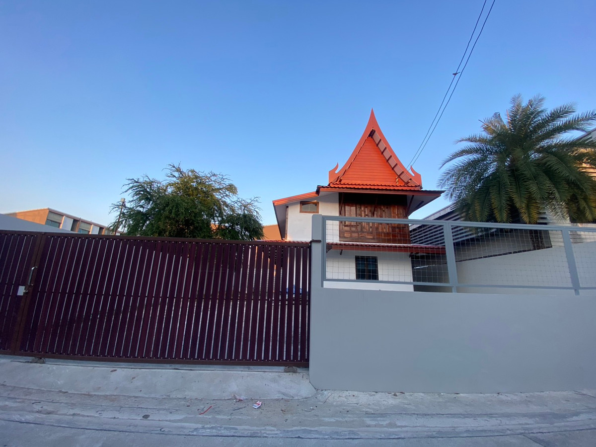 ให้เช่าบ้านลาดพร้าว101 แฮปปี้แลนด์ : ให้เช่าบ้านเดี่ยวสร้างใหม่ 2 ชั้น เนื้อที่ 100 ตารางวา ซอยลาดพร้าว 101 เหมาะอยู่อาศัยและทำสำนักงาน จอดรถได้ 4คัน