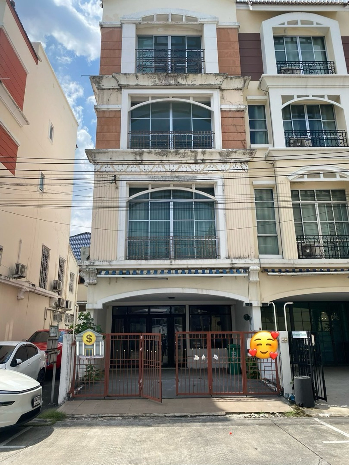 For SaleTownhomeLadprao, Central Ladprao : Urgent sale! 4-story townhome, 5 bedrooms, 5 bathrooms
Modern Luxury Town Home Lat Phrao-Ratchada Intersection Near the BTS station & Subway (suitable for both living & doing business)
Location in inner Bangkok - business area 
Convenient travel, close to