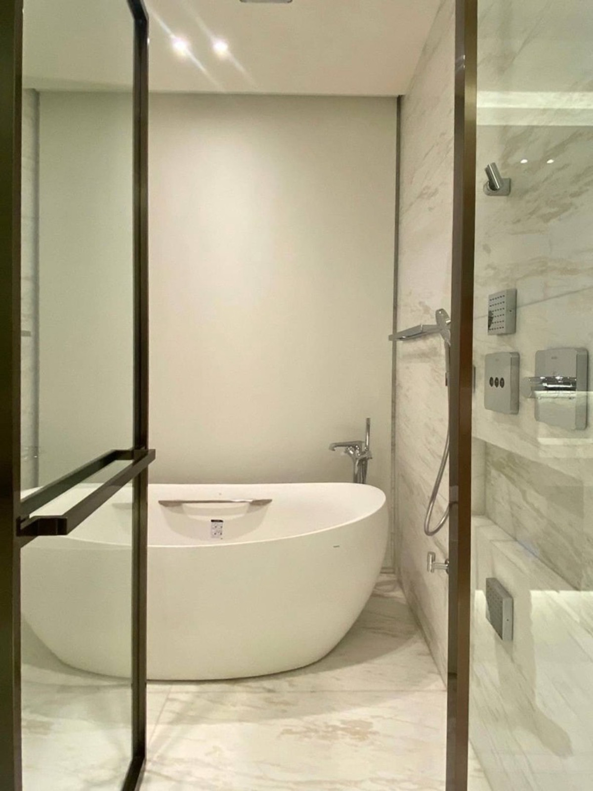 ให้เช่าคอนโดวิทยุ ชิดลม หลังสวน : 📢👇คอนโดซูเปอร์ลักชัวรีบนถนนหลังสวน ทำเลพรีเมียม เดินทางสะดวก ใกล้ศูนย์การค้าชั้นนำ แหล่งไลฟ์สไตล์ และย่านบันเทิงของกรุงเทพฯ ใช้ชีวิตเมืองอย่างเหนือระดับ ใกล้ Central Embassy, Gaysorn Village และสวนลุมพินี ห้องตกแต่งครบพร้อมลิฟต์ส่วนตัว