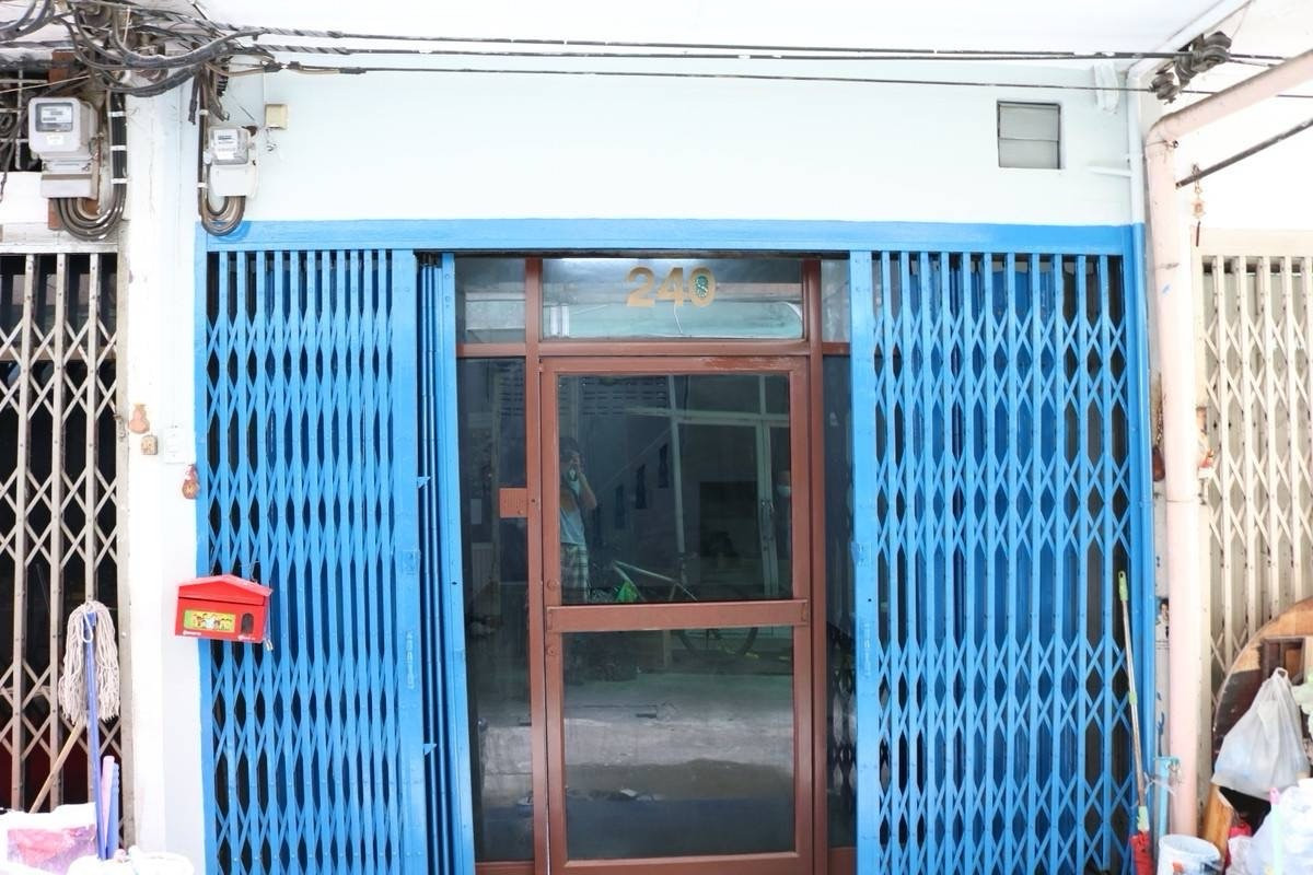 For RentShop HouseYaowarat, Banglamphu : Commercial building for rent, Charoen Krung zone, near MRT Sanam Chai, only 3 minutes.