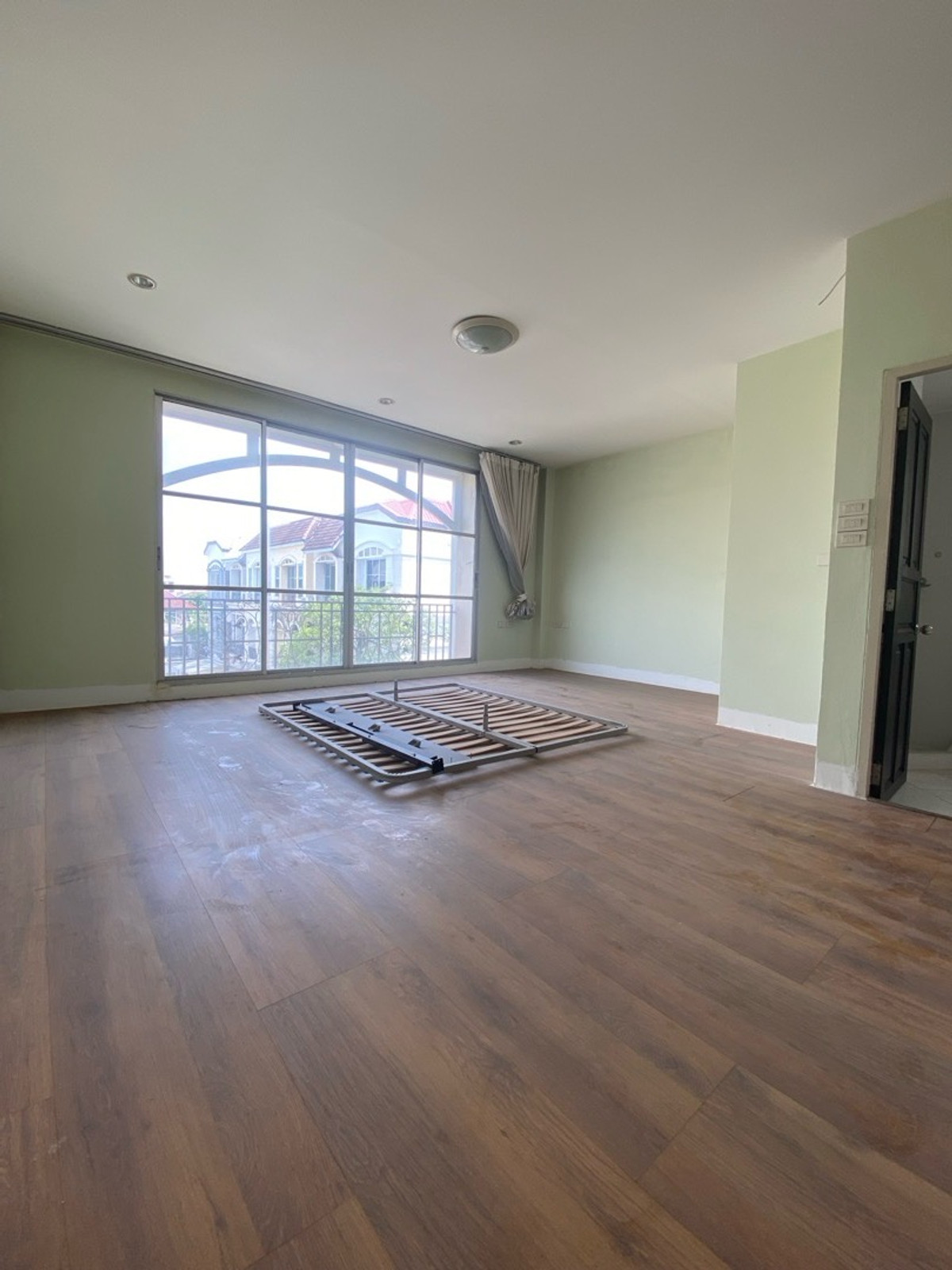 ขายทาวน์โฮมลาดพร้าว เซ็นทรัลลาดพร้าว : ขายด่วนครับ! ทาวน์โฮม4ชั้น 5นอน,5น้ำModern Luxury Town Home ลาดพร้าว-แยกรัชดา ใกล้สถานีรถไฟฟ้า&รถไฟฟ้าใต้ดิน( เหมาะทั้งพักอาศัย&ทำธุรกิจ )ทำเลชั้นในของกรุงเทพ-ย่านธุระกิจ การเดินทางสะดวก ใกล้ทางด่วน เดินทางเข้าใจกลางเมืองเอกมัย ทองหล่อ สุขุมวิ