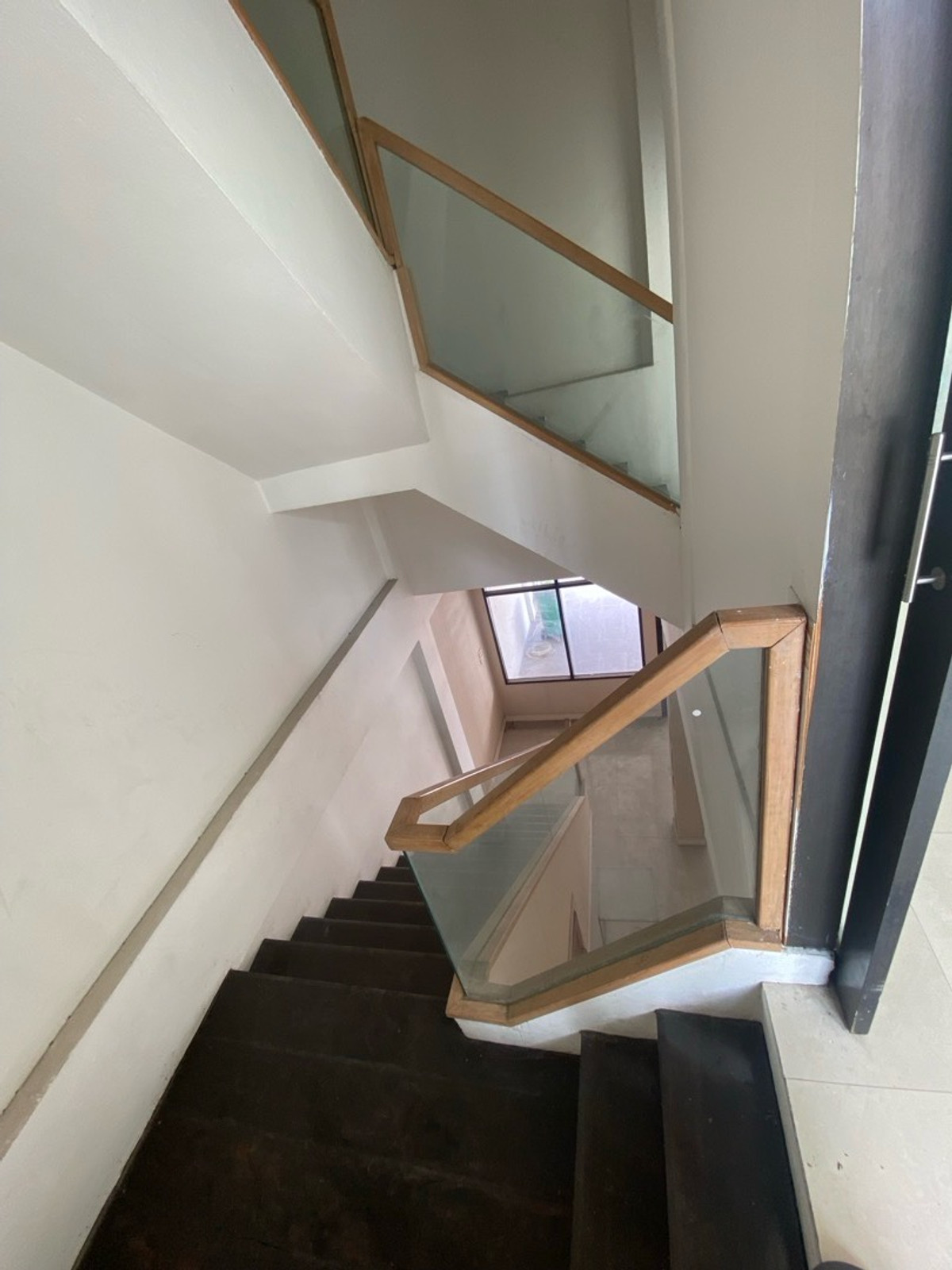 ขายทาวน์โฮมลาดพร้าว เซ็นทรัลลาดพร้าว : ขายด่วนครับ! ทาวน์โฮม4ชั้น 5นอน,5น้ำModern Luxury Town Home ลาดพร้าว-แยกรัชดา ใกล้สถานีรถไฟฟ้า&รถไฟฟ้าใต้ดิน( เหมาะทั้งพักอาศัย&ทำธุรกิจ )ทำเลชั้นในของกรุงเทพ-ย่านธุระกิจ การเดินทางสะดวก ใกล้ทางด่วน เดินทางเข้าใจกลางเมืองเอกมัย ทองหล่อ สุขุมวิ