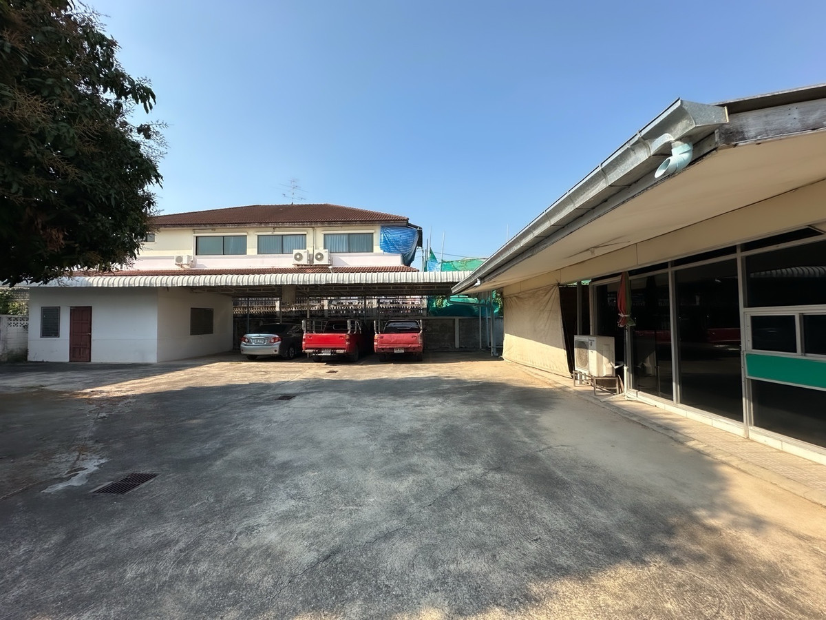 For SaleHome OfficePinklao, Charansanitwong : Home office 208 sq m., near the expressway 700 m., parking for 15 cars! Soi Thung Mangkorn 15, price 19 million baht.