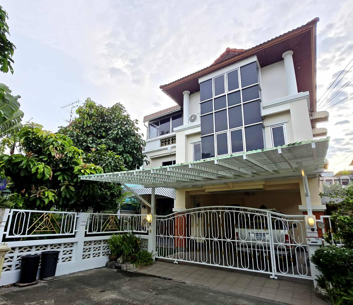 ขายบ้านโชคชัย4 ลาดพร้าว71 : ทำเลทอง ใกล้รถไฟฟ้า!! ขายบ้านเดี่ยว 3 ชั้น หลังมุม หมู่บ้านเอกสิน2 ซ.นาคนิวาส 48 ใกล้เซนทรัลอีสต์วิลล์ ทางด่วน