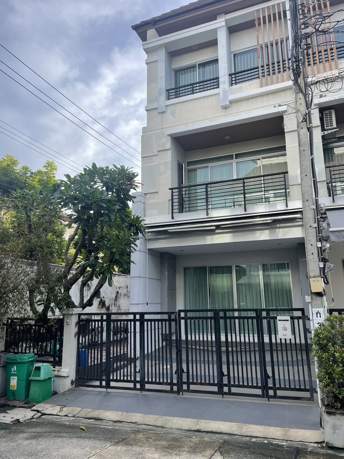 ขายทาวน์โฮมพัฒนาการ ศรีนครินทร์ : (รหัส HR111) ขายบ้านโครงการ Baan klang muang urbanion srinakarin : บ้านกลางเมือง เออร์บาเนี่ยน ศรีนครินทร์ ใกล้MRT ศรีเอี่ยม