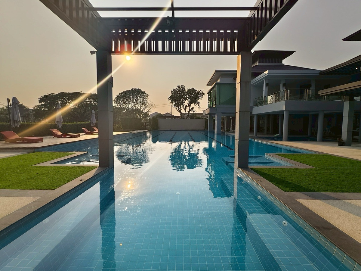 For RentHousePattanakan, Srinakarin : Urgent rent, luxurious corner house, Manthana Village, Rama 9-Srinakarin, size 97 sq m, usable area 388 sq m, 6 bedrooms, 5 bathrooms, special price 100,000 baht.