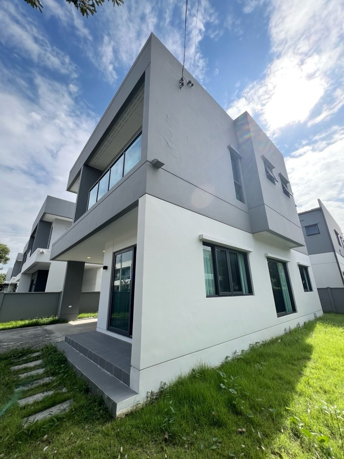 ขายบ้านนวมินทร์ รามอินทรา : 🏡[For Sale] ขายด่วน บ้านเดี่ยว 3 ห้องนอน หลังมุม หมู่บ้านเซนโทร รามอินทรา–จตุโชติ 2 (Centro Ramindra–Chatuchot 2) สภาพใหม่ พร้อมอยู่