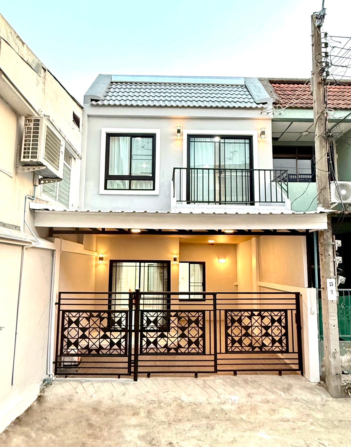 For SaleTownhomePinklao, Charansanitwong : House on the edge of the house, wide front, newly decorated, ready to move in, Soi Charan 23, near MRT Charan 13, Bangkok Noi.