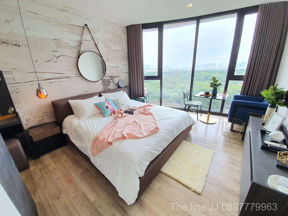 For SaleCondoSapankwai,Jatujak : Real Rare Item! The Line Chatuchak – curved glass corner room Chatuchak Park view + pool view, as complete as this project can provide!