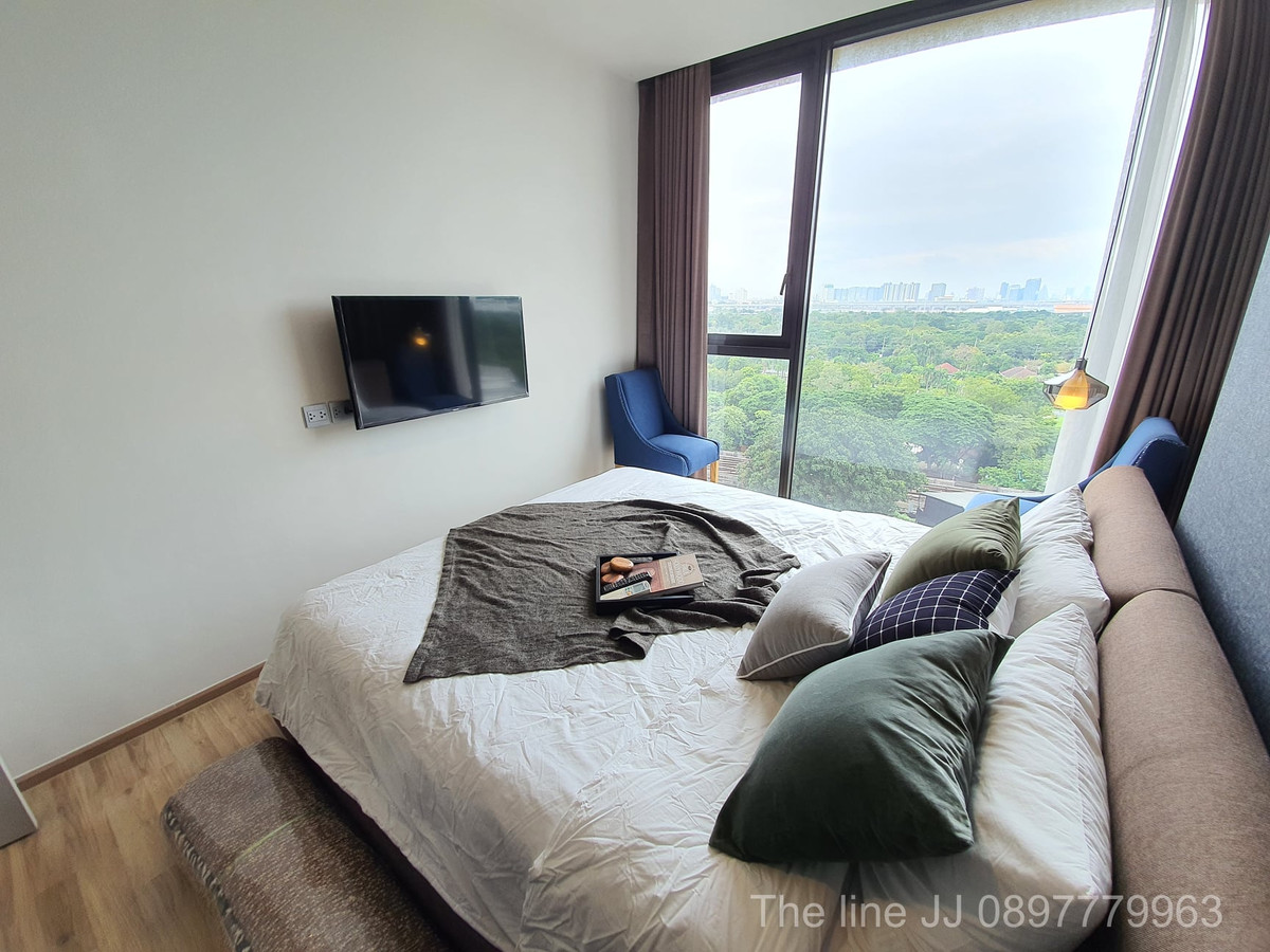 For SaleCondoSapankwai,Jatujak : Real Rare Item! The Line Chatuchak – curved glass corner room Chatuchak Park view + pool view, as complete as this project can provide!