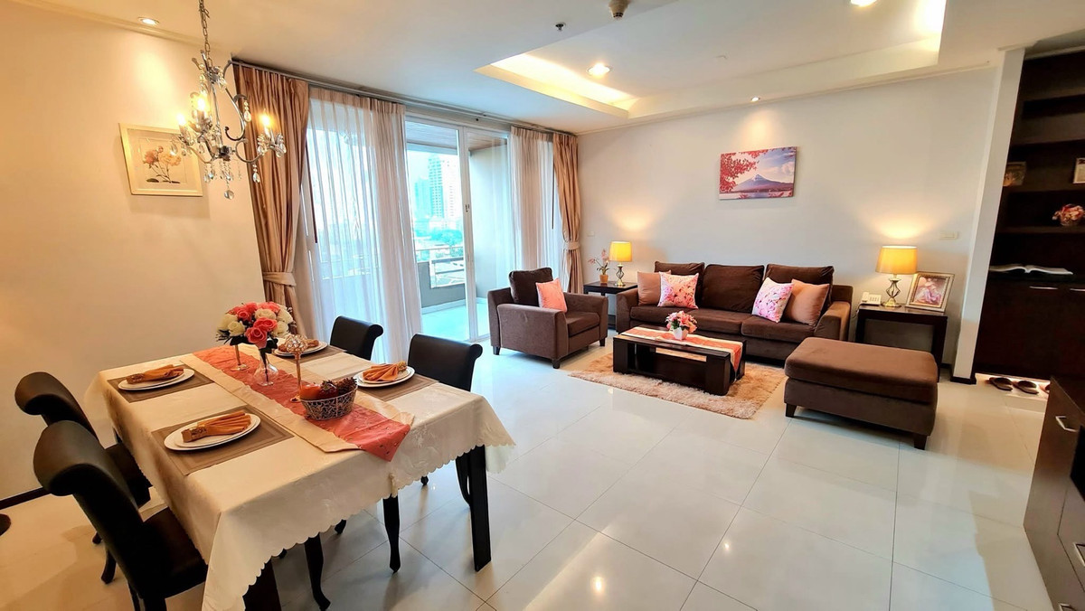 For RentSukhumvit, Asoke, Thonglor : Spacious unit in Sukhumvit 39, spacious balcony, tuk-tuk shuttle to BTS Phrom Phong, Emporium, and EmQuartier.