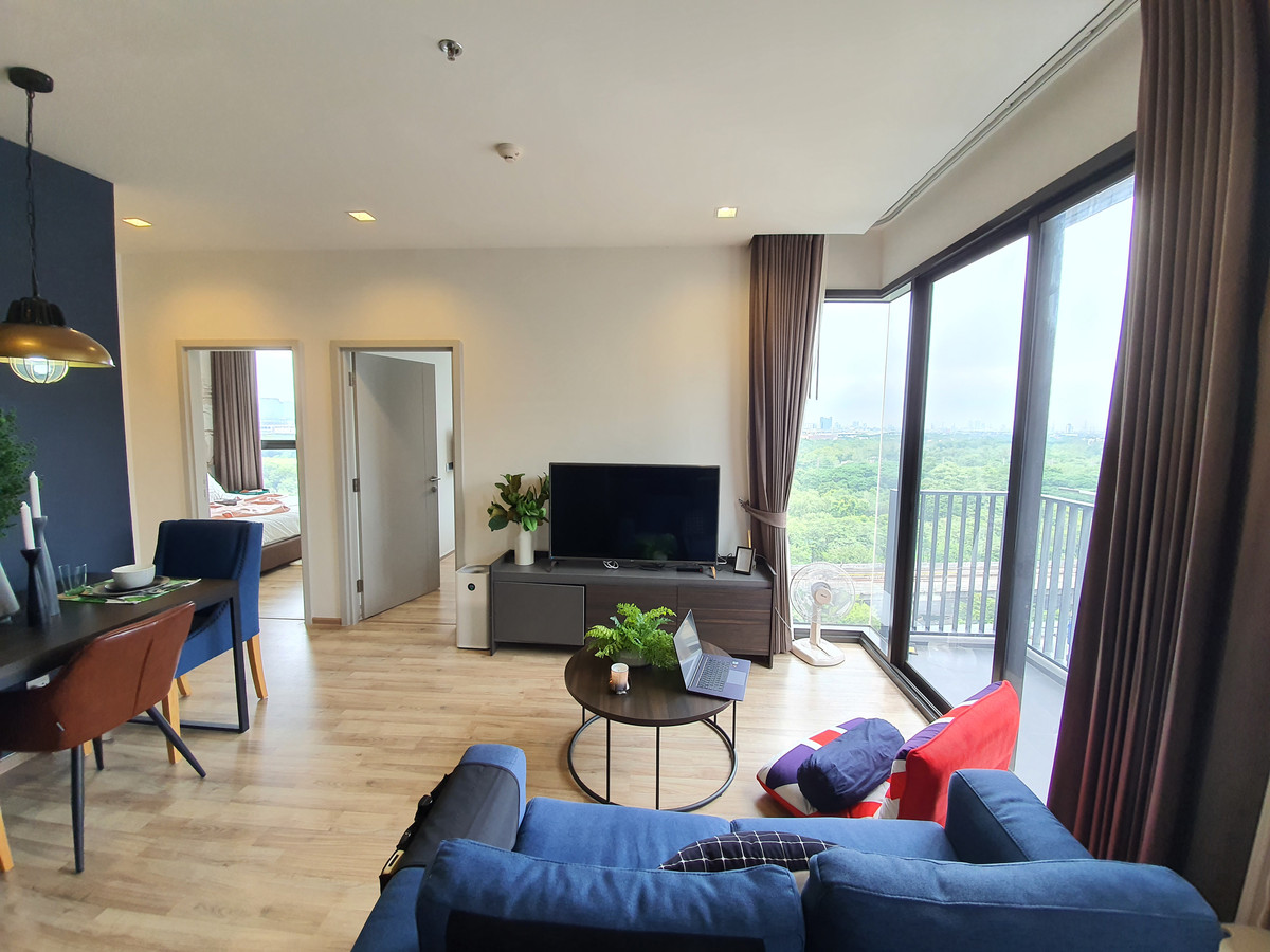 For RentCondoSapankwai,Jatujak : Real rare item for rent! The Line Chatuchak – curved glass corner room Chatuchak Park view + pool view, as complete as this project can provide!