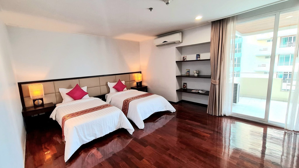 For RentSukhumvit, Asoke, Thonglor : Spacious unit in Sukhumvit 39, spacious balcony, tuk-tuk shuttle to BTS Phrom Phong, Emporium, and EmQuartier.