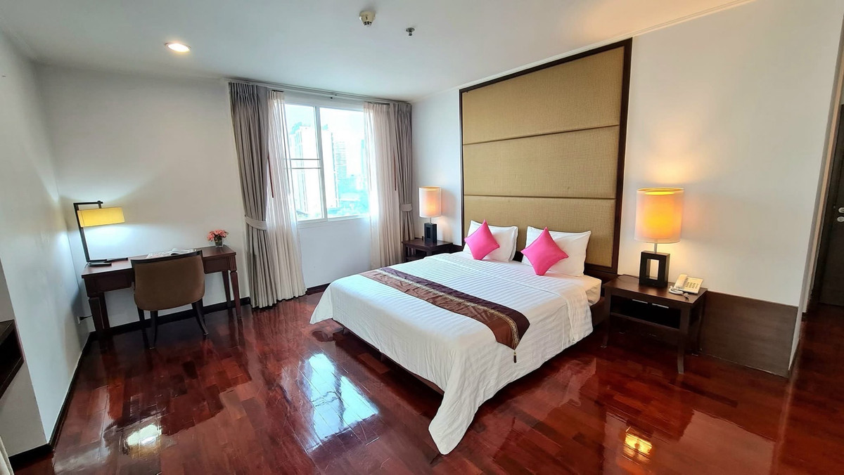 For RentSukhumvit, Asoke, Thonglor : Spacious unit in Sukhumvit 39, spacious balcony, tuk-tuk shuttle to BTS Phrom Phong, Emporium, and EmQuartier.