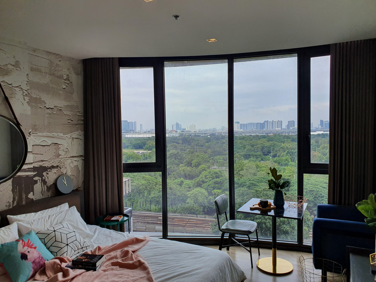 For RentCondoSapankwai,Jatujak : Real rare item for rent! The Line Chatuchak – curved glass corner room Chatuchak Park view + pool view, as complete as this project can provide!