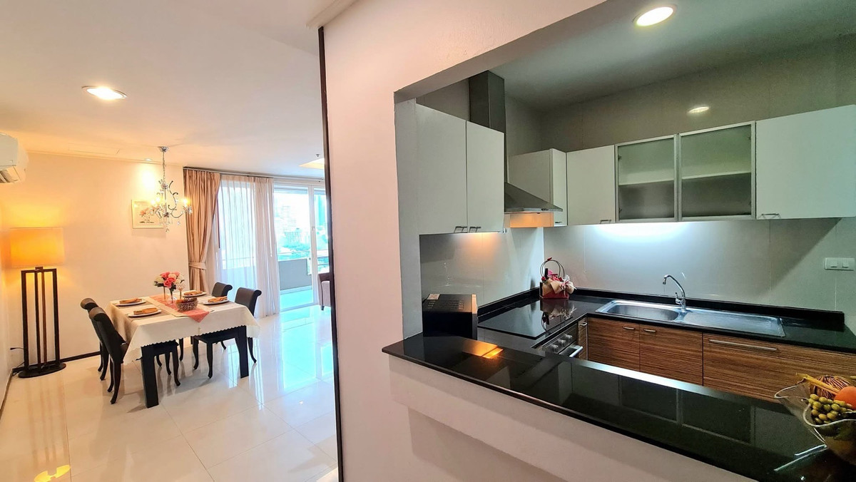 For RentSukhumvit, Asoke, Thonglor : Spacious unit in Sukhumvit 39, spacious balcony, tuk-tuk shuttle to BTS Phrom Phong, Emporium, and EmQuartier.