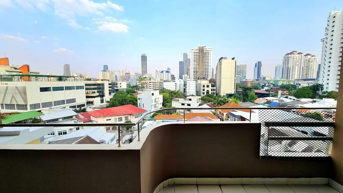 For RentSukhumvit, Asoke, Thonglor : Spacious unit in Sukhumvit 39, spacious balcony, tuk-tuk shuttle to BTS Phrom Phong, Emporium, and EmQuartier.