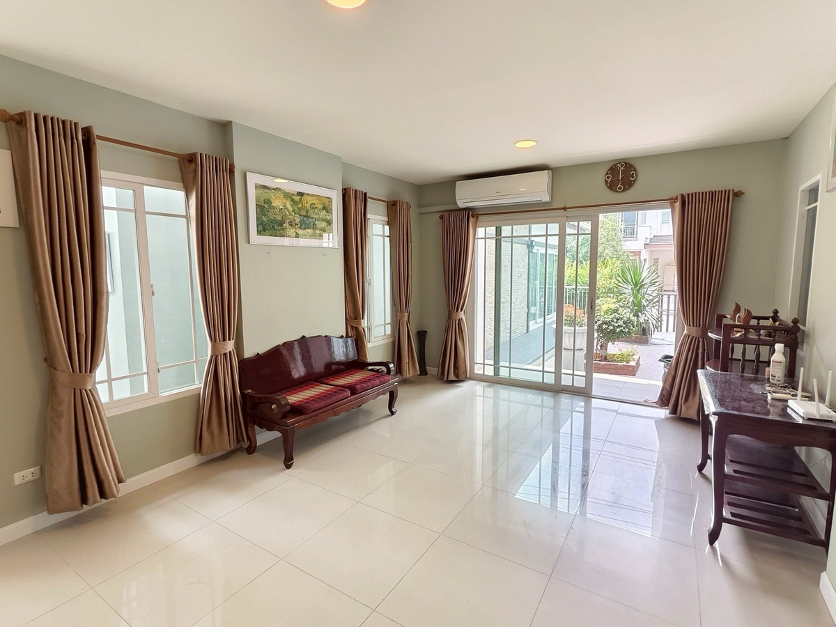 For RentHousePattanakan, Srinakarin : Urgent rent, luxurious corner house, Manthana Village, Rama 9-Srinakarin, size 97 sq m, usable area 388 sq m, 6 bedrooms, 5 bathrooms, special price 100,000 baht.