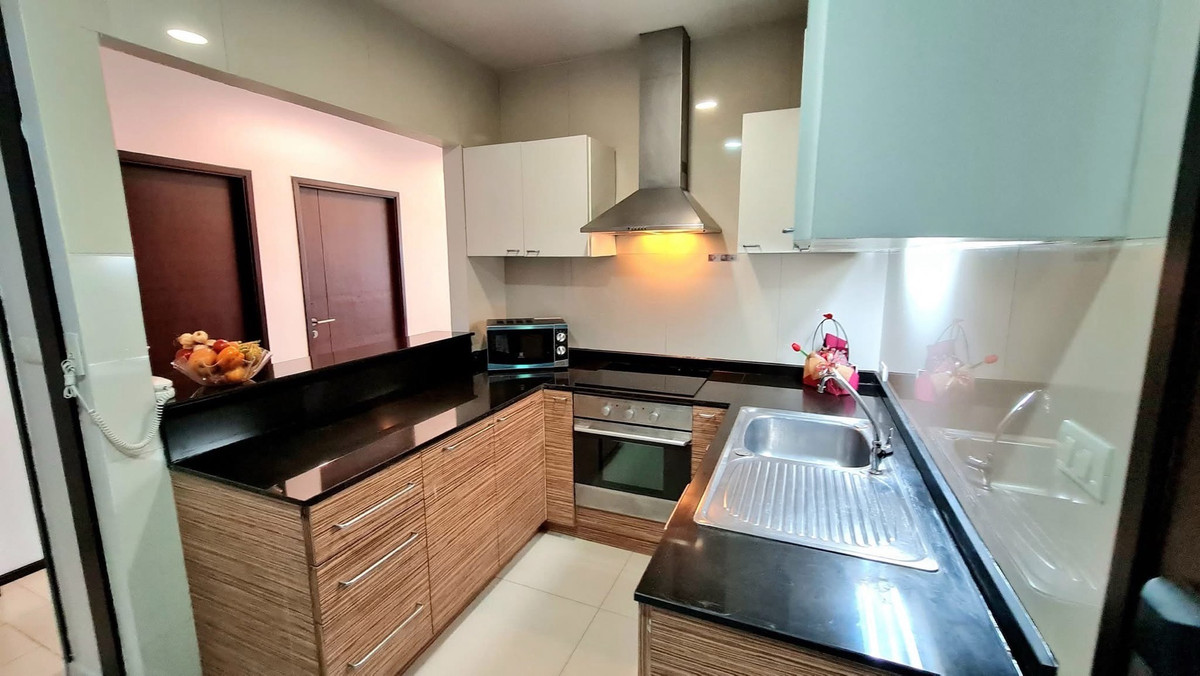 For RentSukhumvit, Asoke, Thonglor : Spacious unit in Sukhumvit 39, spacious balcony, tuk-tuk shuttle to BTS Phrom Phong, Emporium, and EmQuartier.