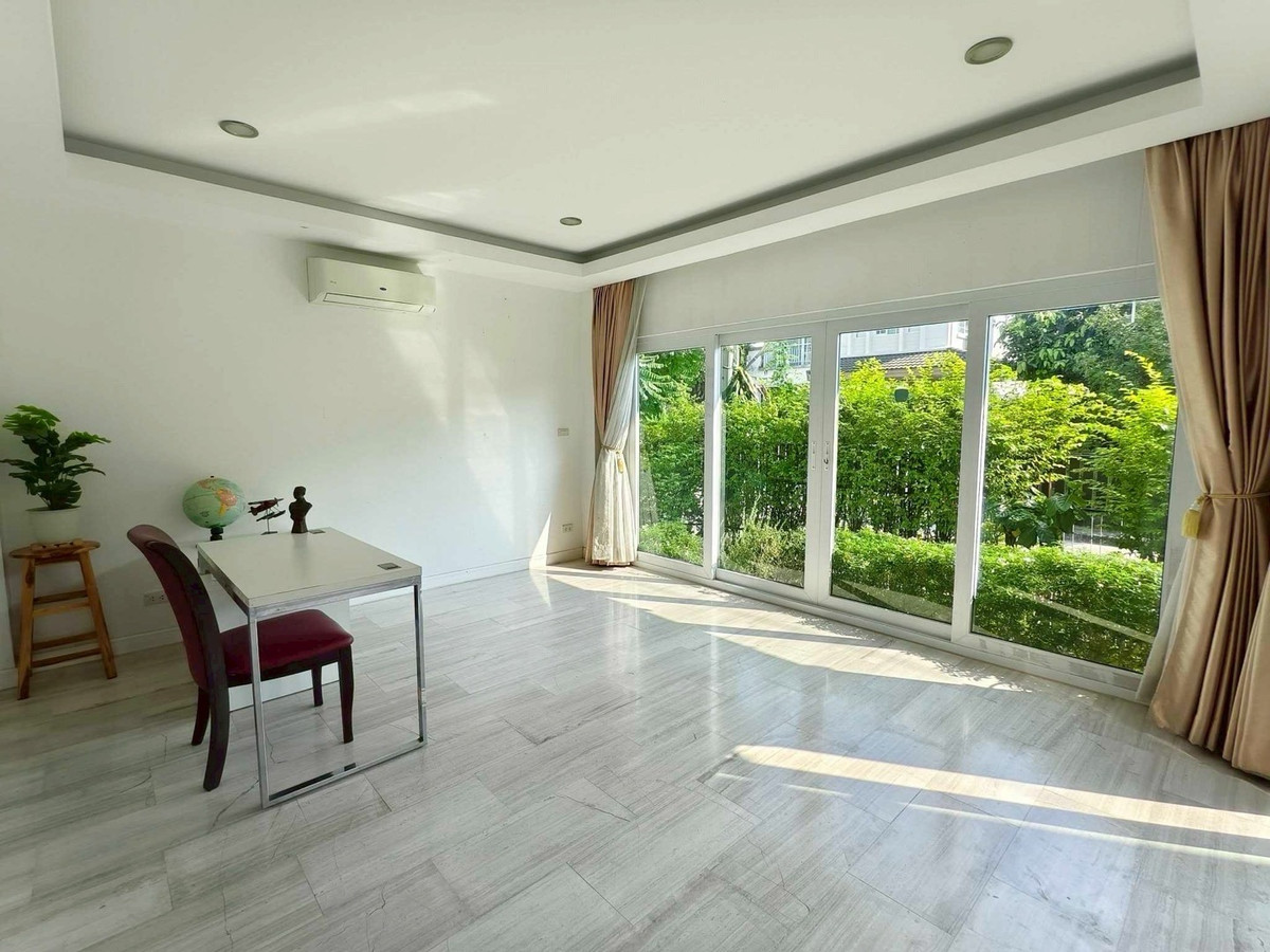 For RentHousePattanakan, Srinakarin : Urgent rent, luxurious corner house, Manthana Village, Rama 9-Srinakarin, size 97 sq m, usable area 388 sq m, 6 bedrooms, 5 bathrooms, special price 100,000 baht.