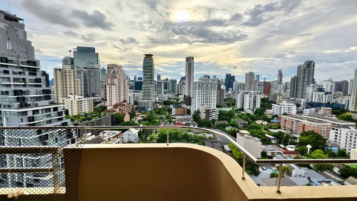 For RentSukhumvit, Asoke, Thonglor : Spacious unit in Sukhumvit 39, spacious balcony, tuk-tuk shuttle to BTS Phrom Phong, Emporium, and EmQuartier.