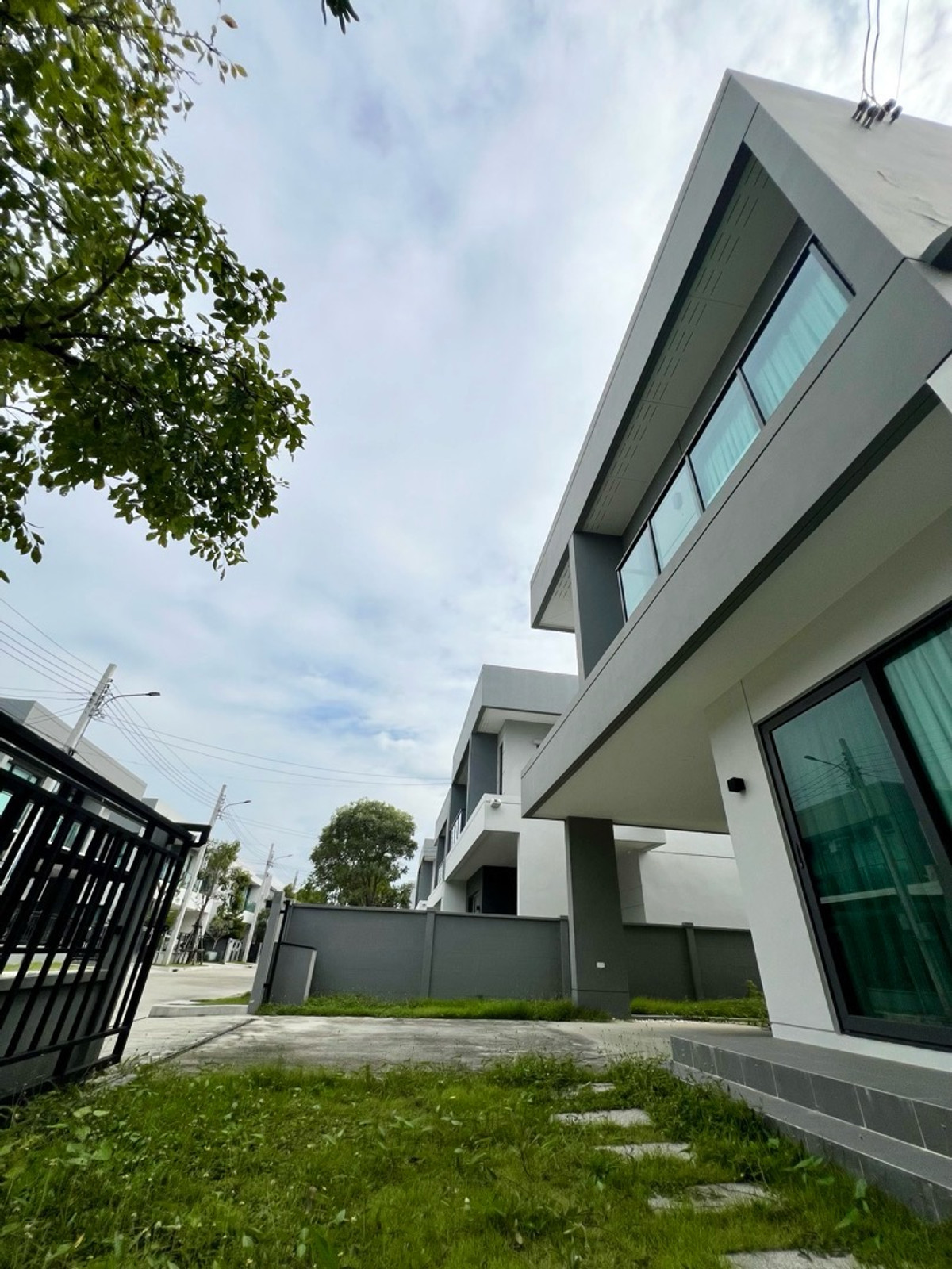 ขายบ้านนวมินทร์ รามอินทรา : 🏡[For Sale] ขายด่วน บ้านเดี่ยว 3 ห้องนอน หลังมุม หมู่บ้านเซนโทร รามอินทรา–จตุโชติ 2 (Centro Ramindra–Chatuchot 2) สภาพใหม่ พร้อมอยู่