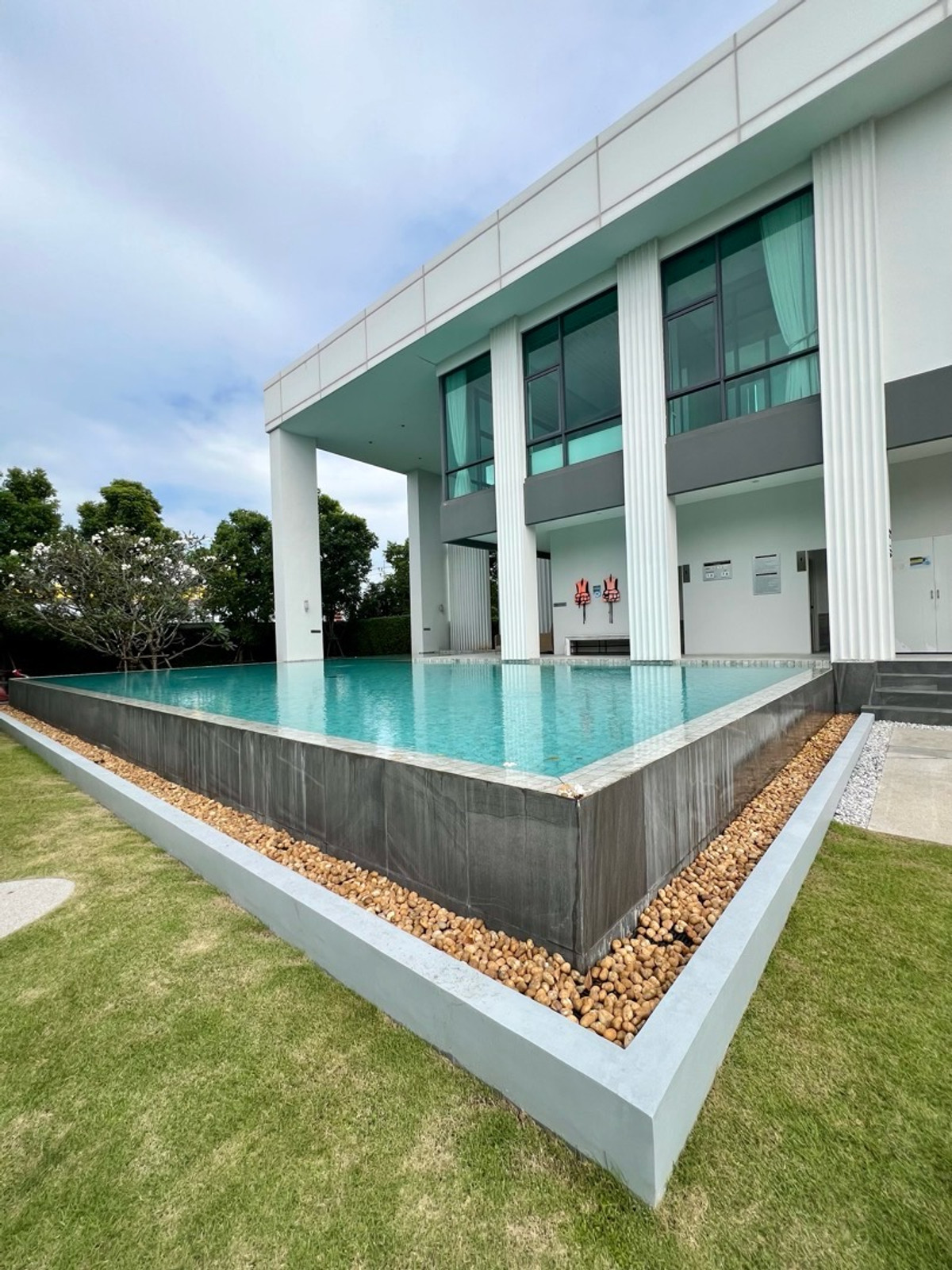 ขายบ้านนวมินทร์ รามอินทรา : 🏡[For Sale] ขายด่วน บ้านเดี่ยว 3 ห้องนอน หลังมุม หมู่บ้านเซนโทร รามอินทรา–จตุโชติ 2 (Centro Ramindra–Chatuchot 2) สภาพใหม่ พร้อมอยู่