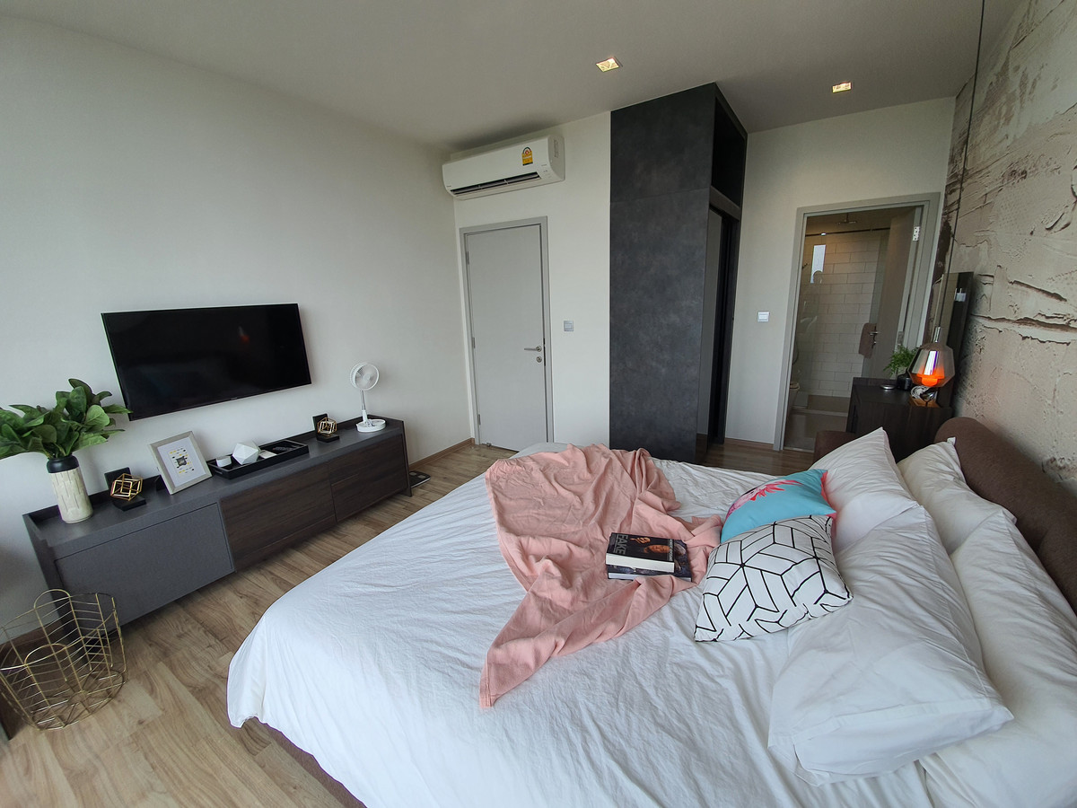 For RentCondoSapankwai,Jatujak : Real rare item for rent! The Line Chatuchak – curved glass corner room Chatuchak Park view + pool view, as complete as this project can provide!