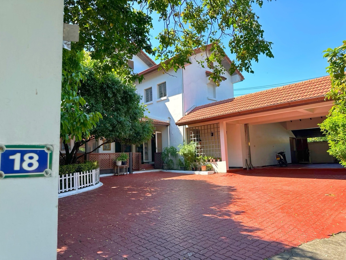 ขายบ้านสุขุมวิท อโศก ทองหล่อ : ✨ ขายบ้านสวนใจกลางสุขุมวิท — ความหรูหราที่สะท้อนตัวตนของผู้นำระดับ Executive

ที่ดินใหญ่ 436 ตร.วา | พื้นที่ใช้สอยกว่า 1,000 ตร.ม. | ราคา 135 ล้านบาท