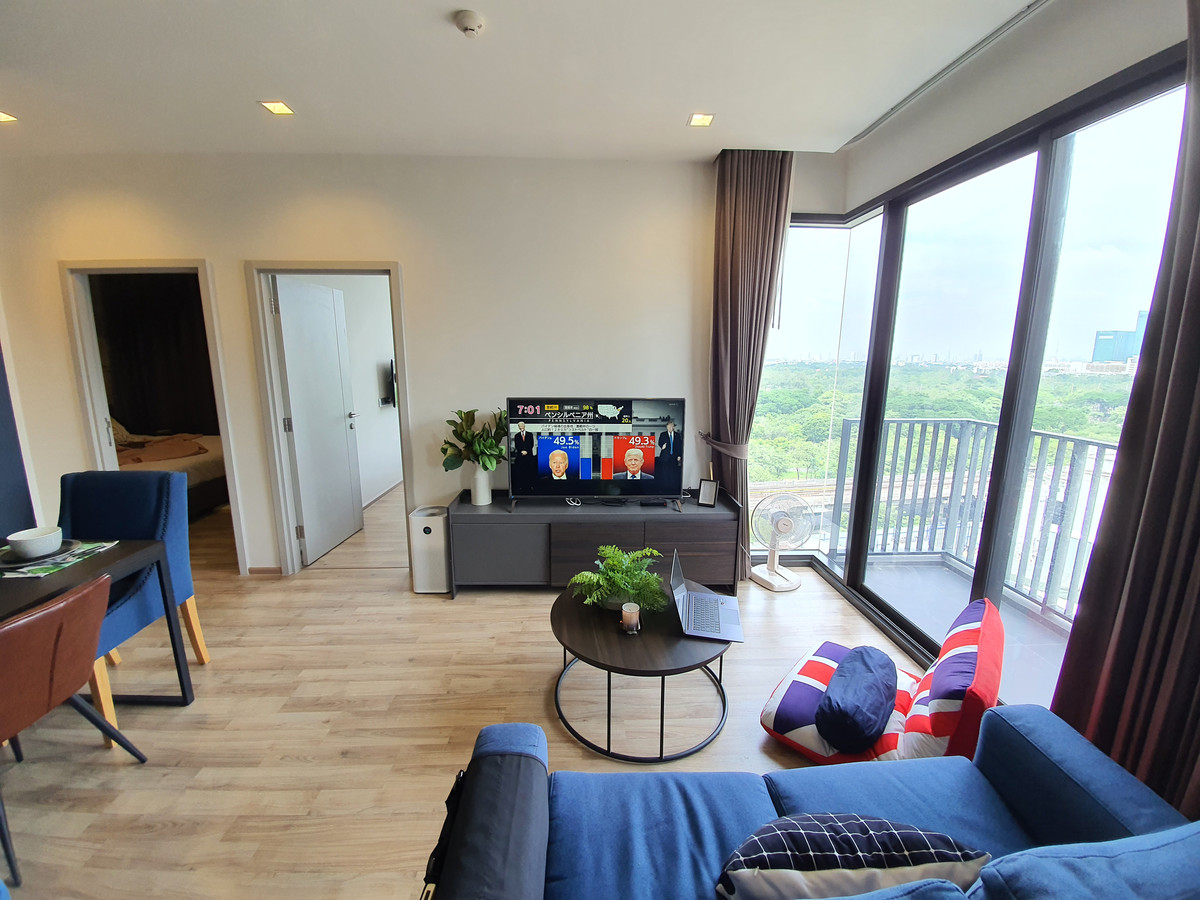 For RentCondoSapankwai,Jatujak : Real rare item for rent! The Line Chatuchak – curved glass corner room Chatuchak Park view + pool view, as complete as this project can provide!